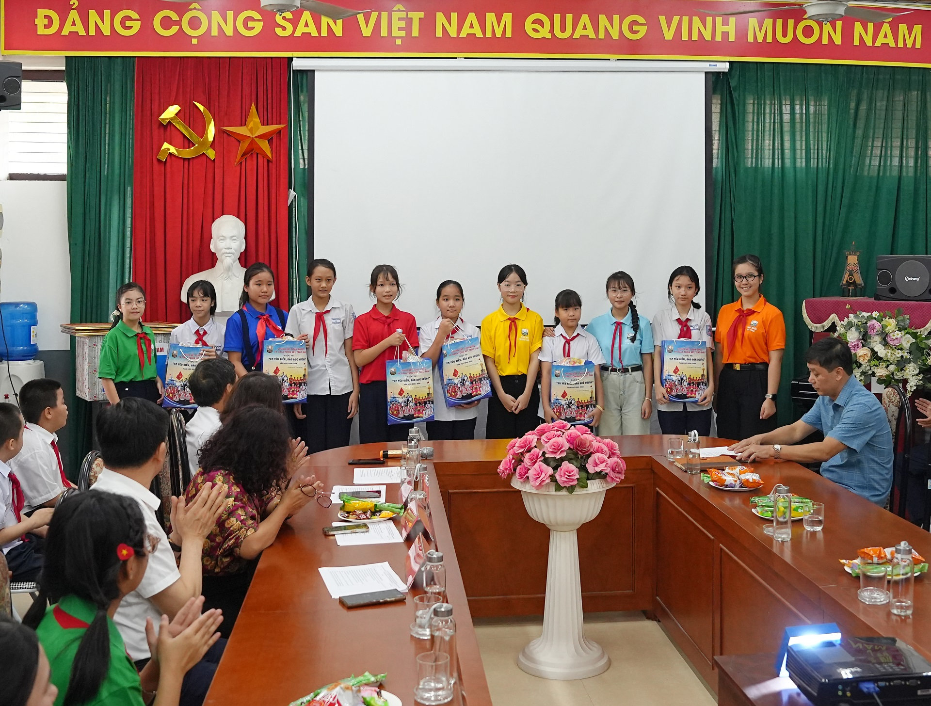 Các thí sinh tặng quà, trò chuyện với trẻ em có hoàn cảnh khó khăn