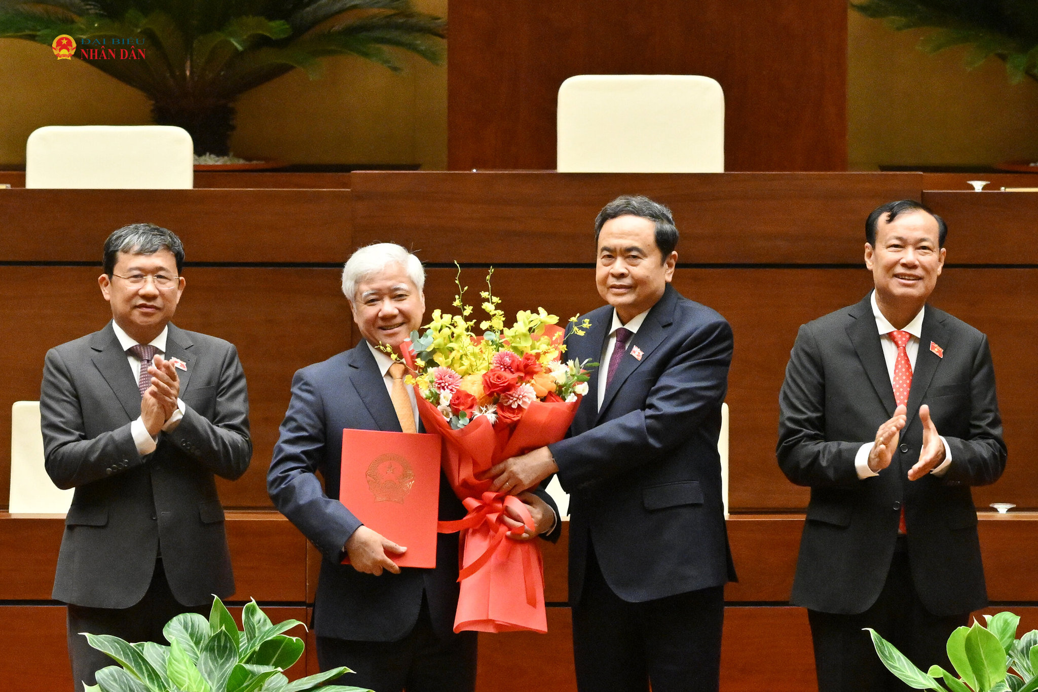 Chủ tịch Quốc hội Trần Thanh Mẫn trao Nghị quyết, tặng hoa Đoàn Chủ tịch Tổ chức Nghị sĩ hữu nghị Việt Nam của Quốc hội khóa XVI.