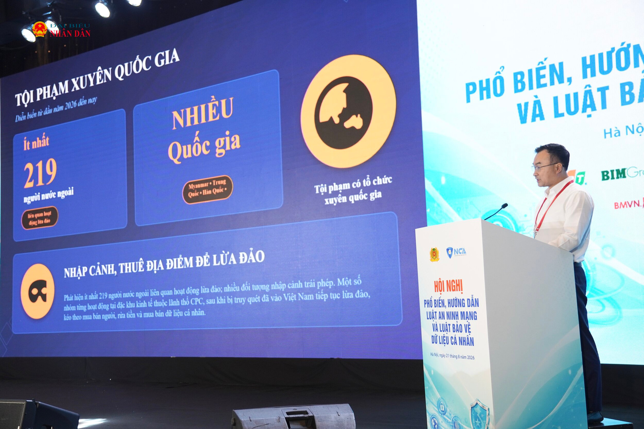 Trung tá Lê Anh Tuấn - Phó Trưởng phòng 5 - Cục An ninh mạng và phòng, chống tội phạm sử dụng công nghệ cao, Bộ Công an trình bày chuyên đề ”Lừa đảo trực tuyến - Nhận diện thách thức mới và đóng góp của doanh nghiệp”.