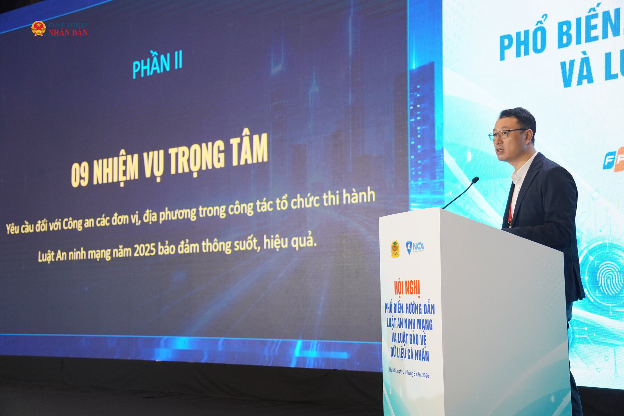 Thượng tá Triệu Mạnh Tùng, Phó Cục trưởng Cục An ninh mạng và phòng, chống tội phạm sử dụng công nghệ cao, Bộ Công an trình bày báo cáo ”Những điểm mới, phạm vi điều chỉnh, chính sách, nguyên tắc và yêu cầu tổ chức thi hành Luật An ninh mạng năm 2025”.