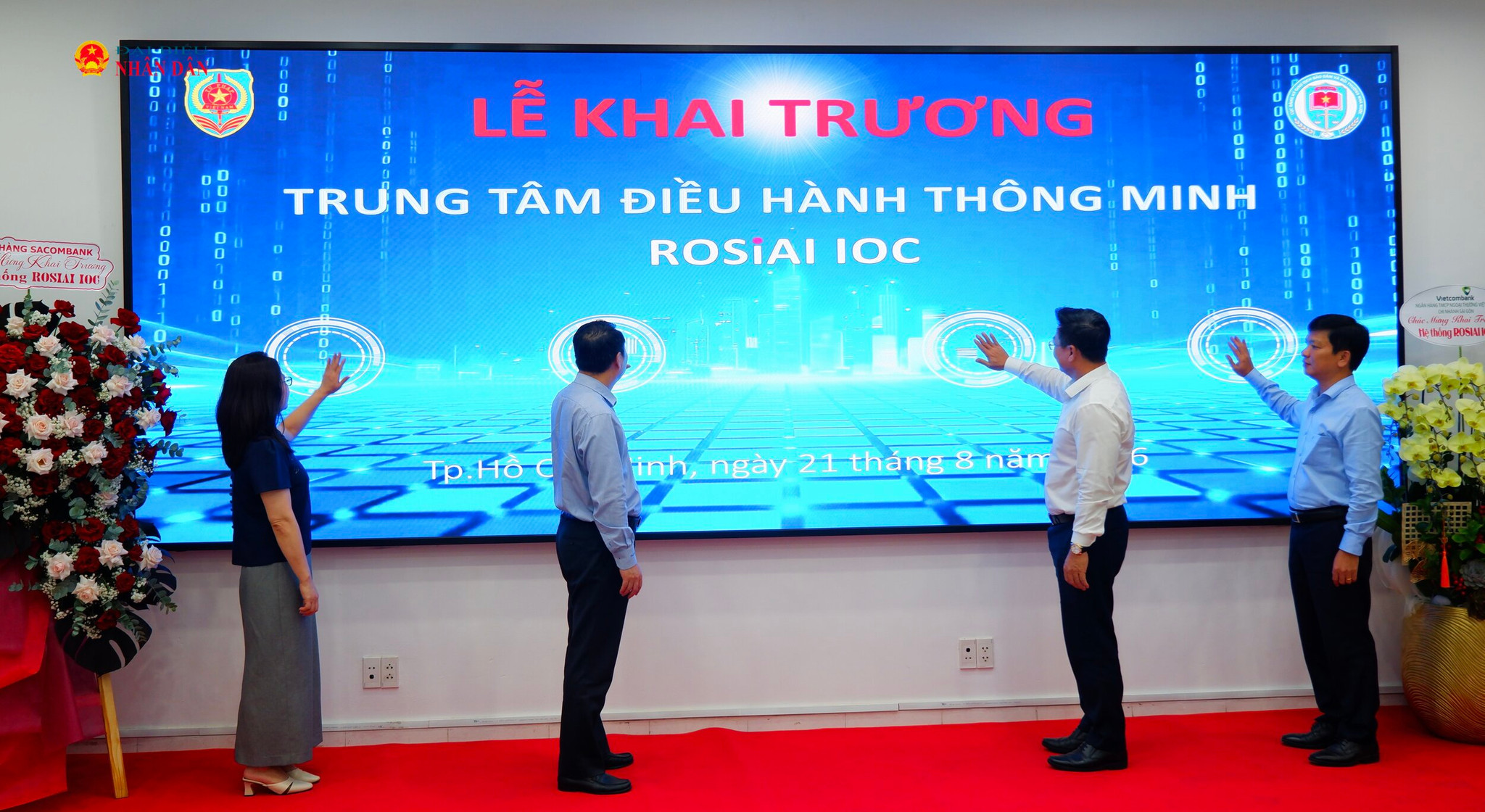Thứ trưởng Bộ Tư pháp Nguyễn Thanh Ngọc và các đại biểu thực hiện nghi thức khai trương Trung tâm điều hành thông minh ROSIAI IOC