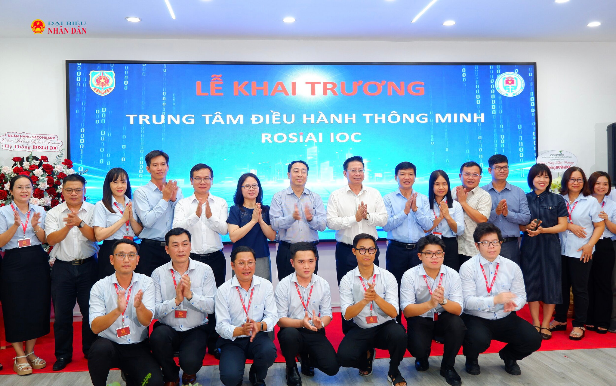 Thứ trưởng Bộ Tư pháp Nguyễn Thanh Ngọc chụp hình lưu niệm với Trung tâm điều hành thông minh ROSIAI IOC