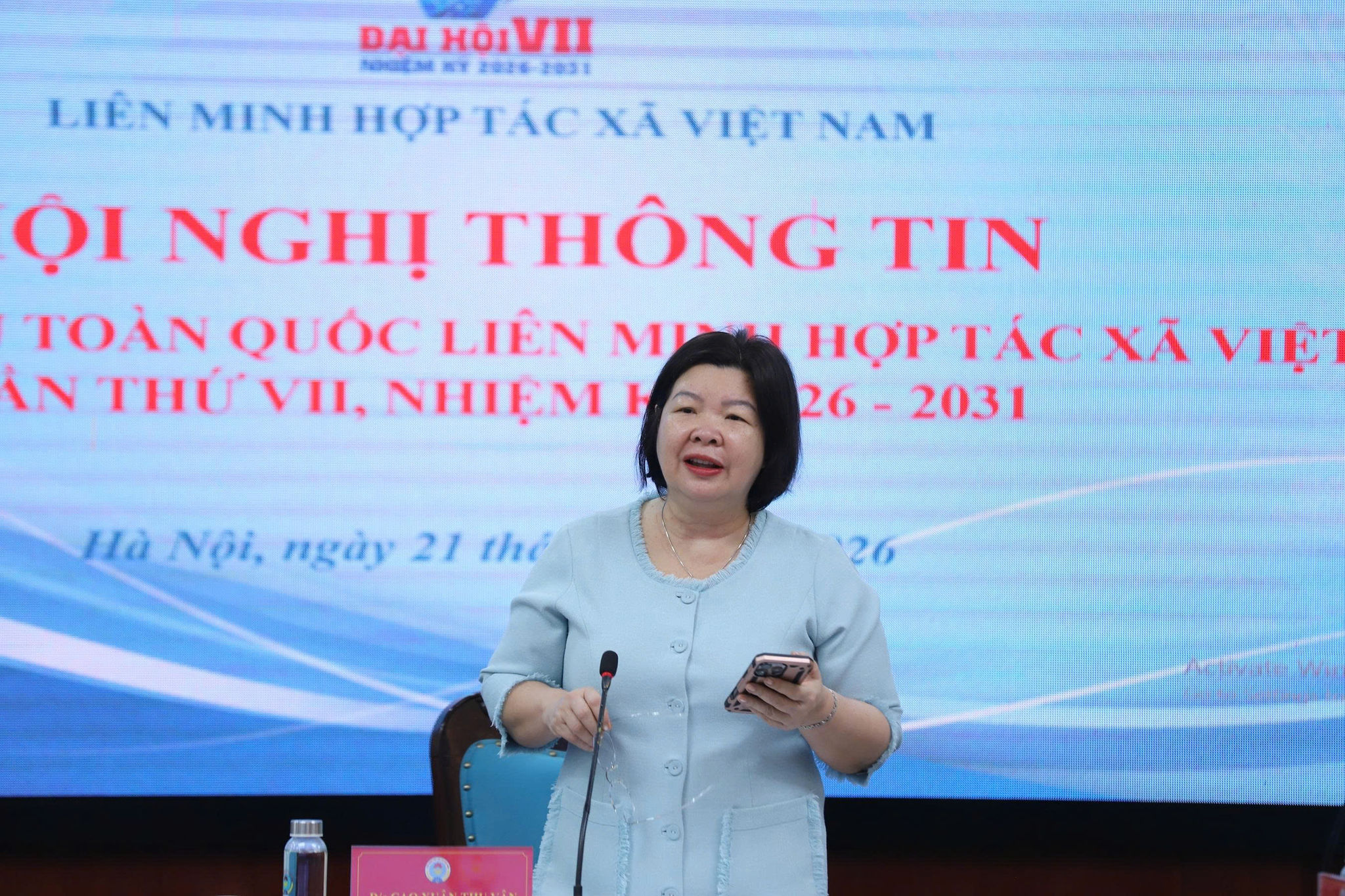 Chủ tịch Liên minh Hợp tác xã Việt Nam Cao Xuân Thu Vân phát biểu tại buổi họp báo
