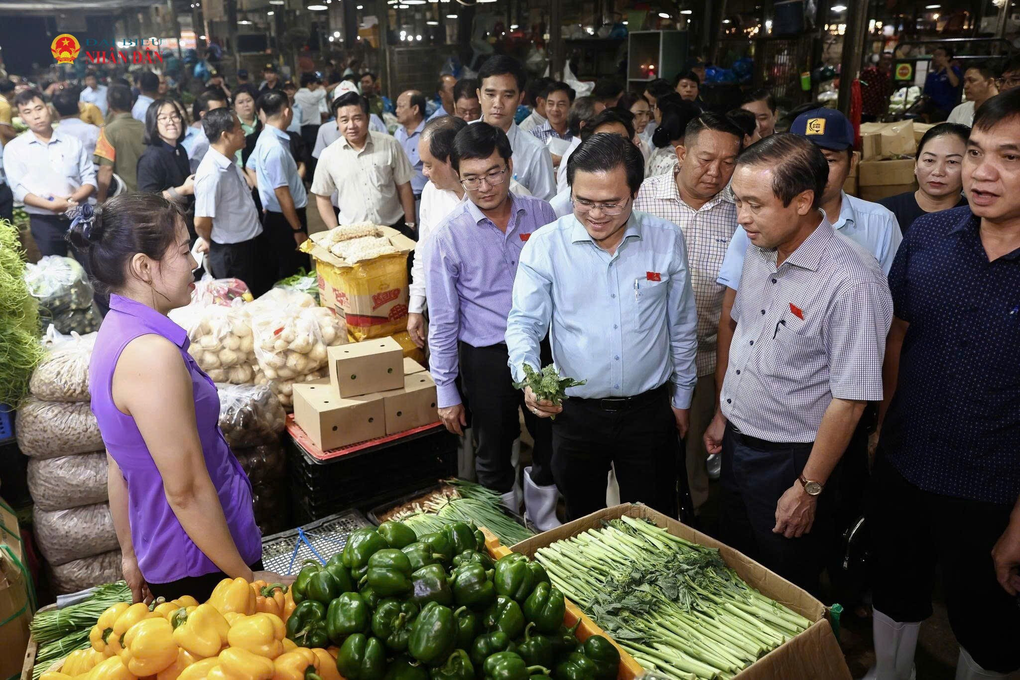 Đoàn khảo sát thực tế tại chợ đầu mối Bình Điền