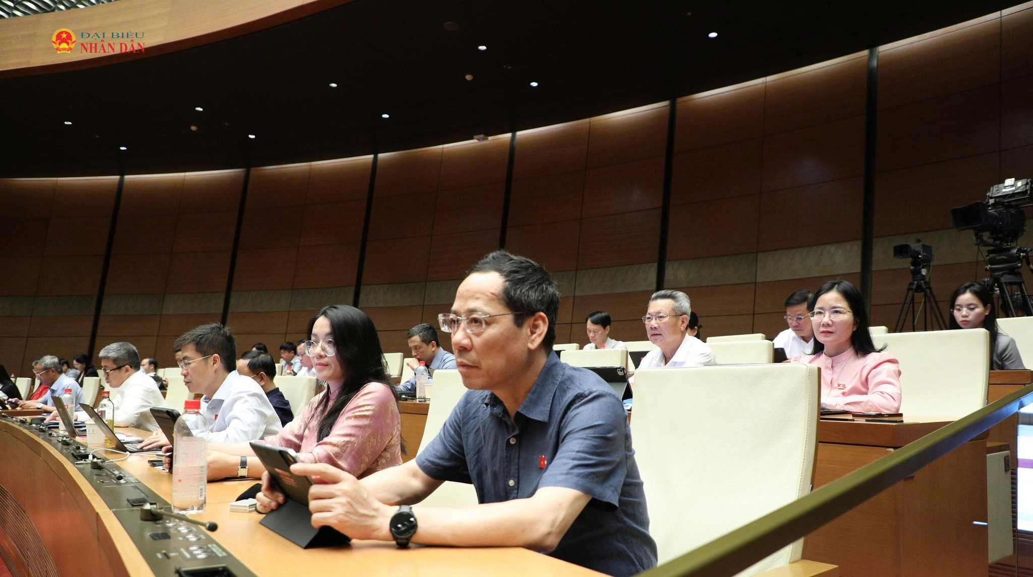 Đoàn ĐBQH tỉnh Nghệ An dự phiên thảo luận tại Hội trường