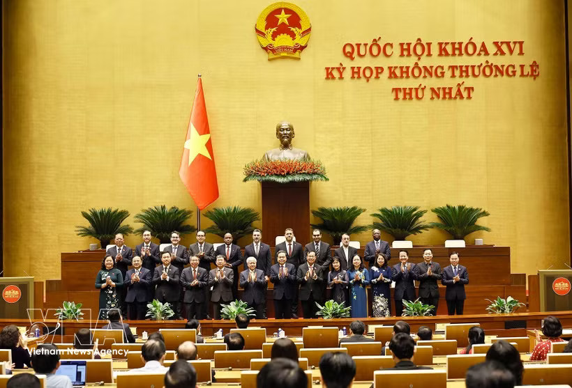 NA President Tran Thanh Man (seventh from left, first row), representatives of the Vietnam Friendship Parliamentarians Organisation of the 16th-tenure NA and international delegates pose for a group photo. (Photo: VNA)
