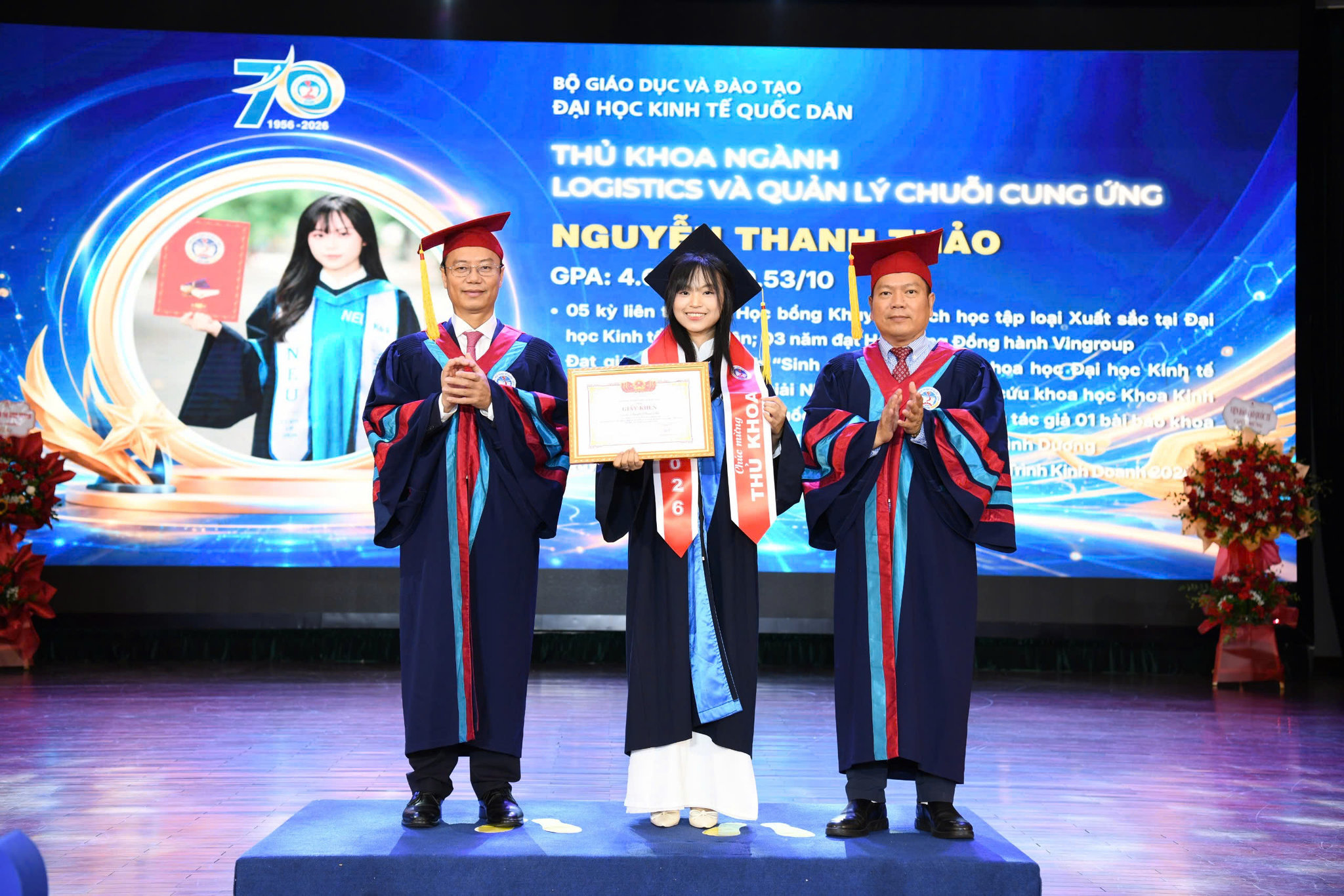 5.724 sinh viên Đại học Kinh tế Quốc dân tốt nghiệp, hơn một nửa đạt loại Xuất sắc
