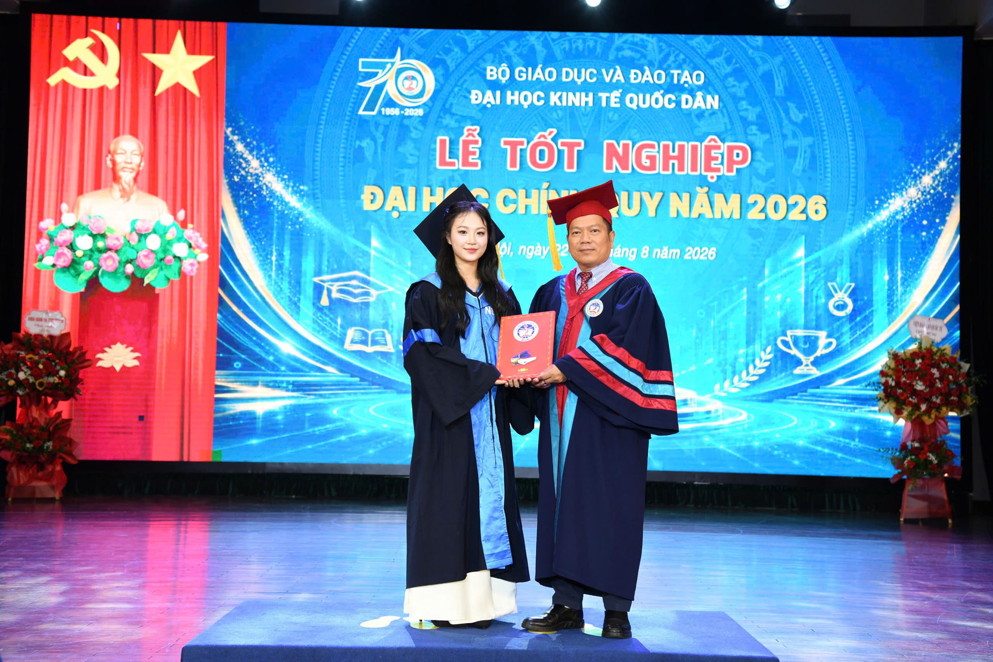 GS.TS Nguyễn Thành Hiếu, Phó Giám đốc Đại học Kinh tế Quốc dân trao bằng cho sinh viên xuất sắc