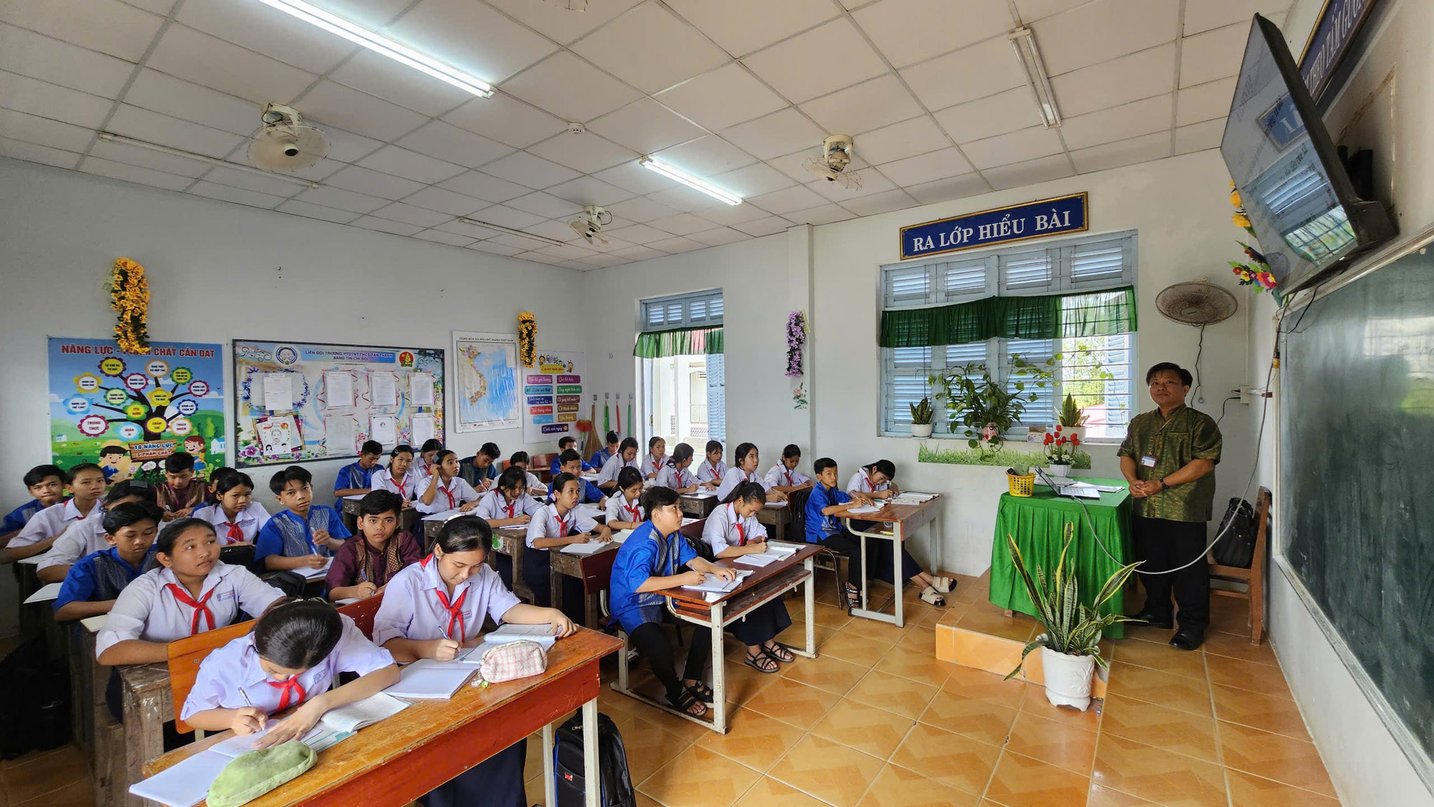 Ở các xã khu vực ngoại thành - nơi có địa bàn rộng sau sắp xếp đơn vị hành chính, điều kiện tiếp cận thiết bị, đường truyền còn nhiều bất cập gây không ít khó khăn cho thầy trò trong chuyển đổi số