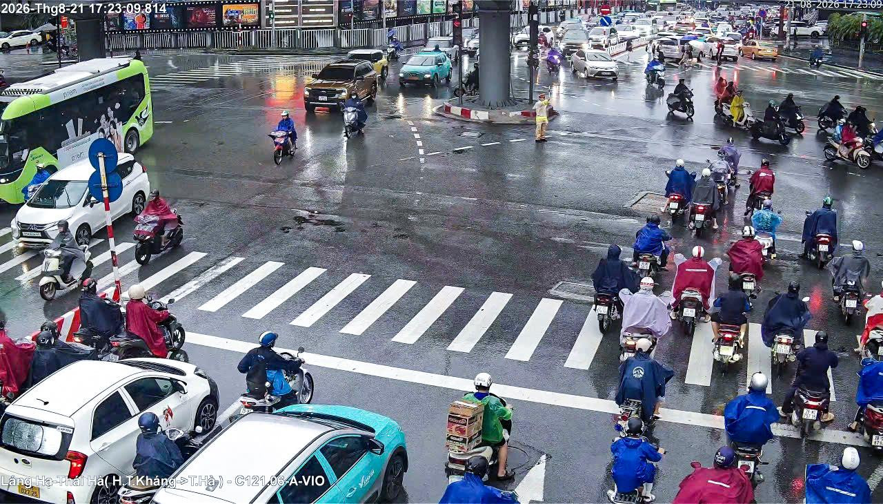 CSGT Hà Nội ứng trực xuyên mưa, kịp thời xử lý các điểm ùn tắc