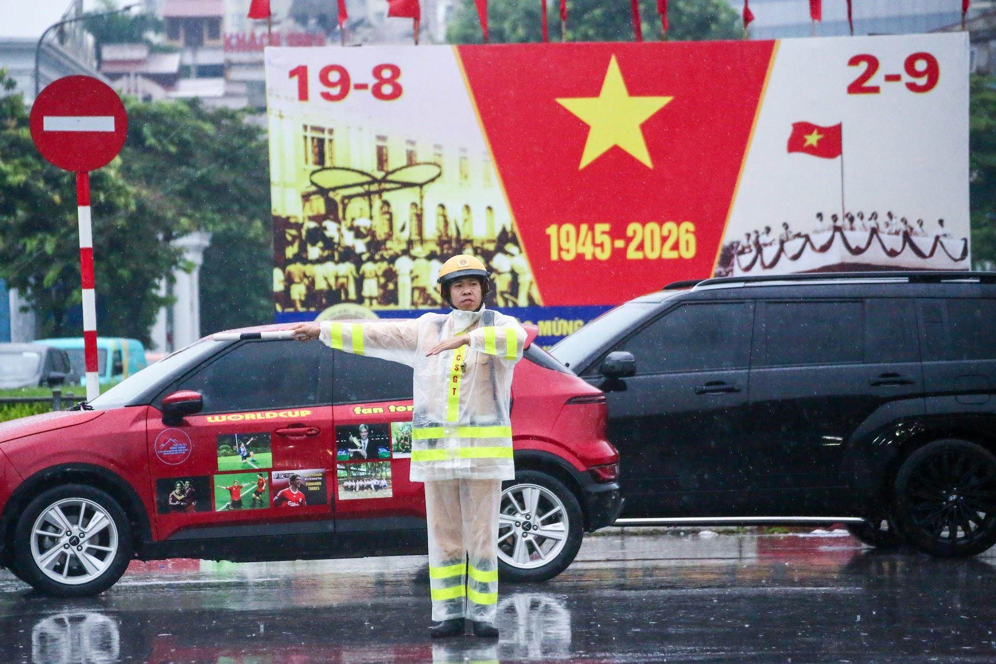 CSGT làm nhiệm vụ trong cơn mưa lớn