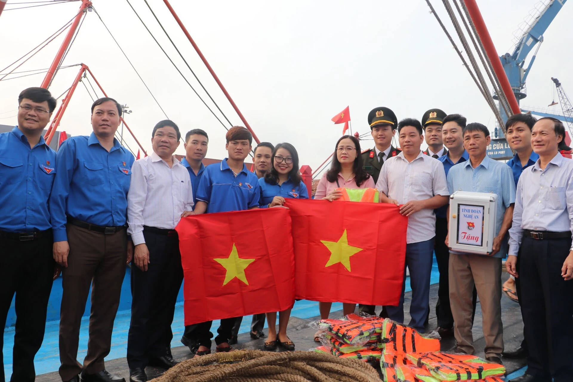 Đoàn Thanh niên BLĐ trao tặng Tỉnh đoàn Lâm Đồng 5.000 lá cờ Tổ quốc từ chương trình Đường cờ Tổ quốc. (Ảnh minh hoạ)