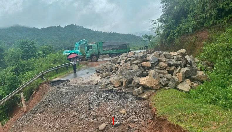 Sạt lở nghiêm trọng tại một cung đường đẹp trên quốc lộ 12