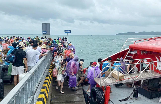 Du khách rời đảo Cô Tô (Quảng Ninh) trước diễn biến thời tiết xấu