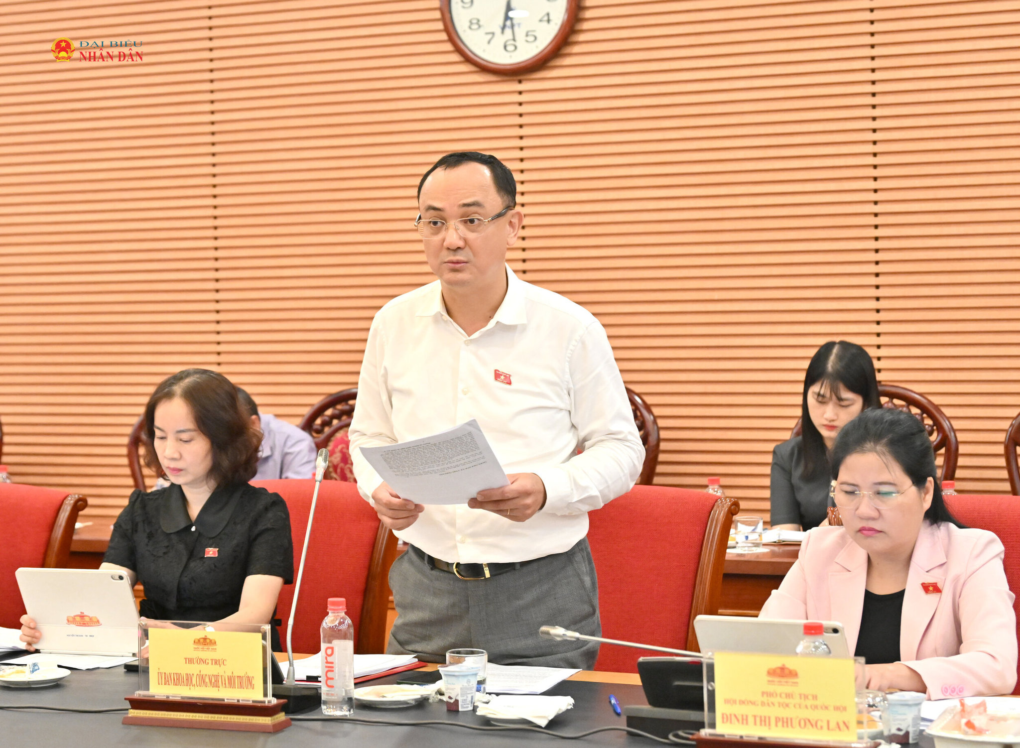 ĐBQH hoạt động chuyên trách tại Ủy ban Khoa học, Công nghệ và Môi trường Nguyễn Ngọc Sơn trình bày báo cáo thẩm tra