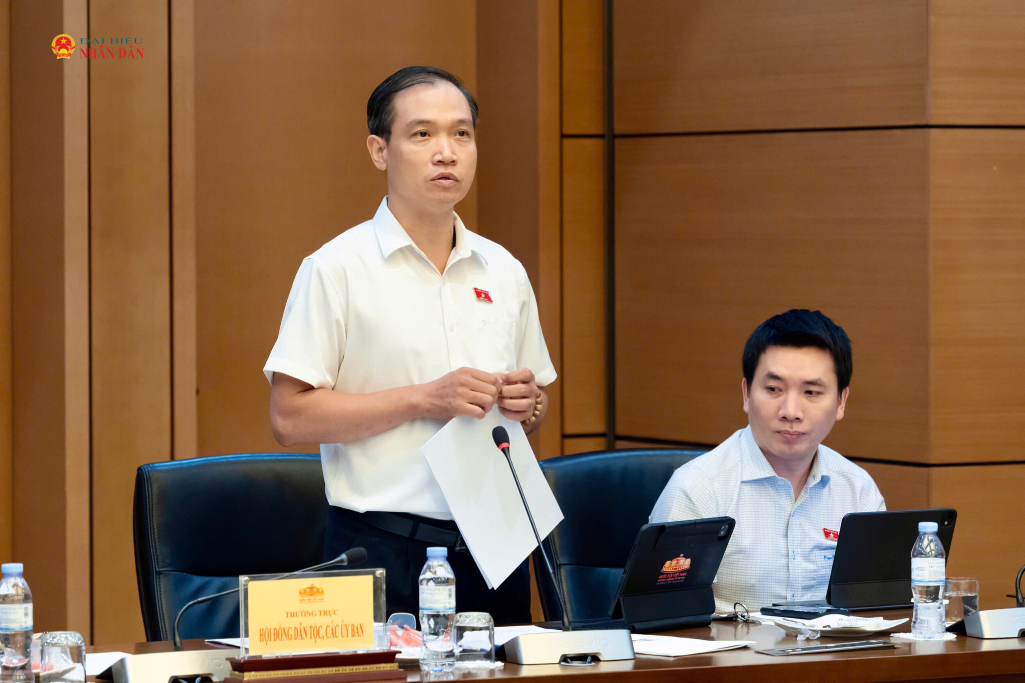 ĐBQH hoạt động chuyên trách tại Ủy ban Pháp luật và Tư pháp Nguyễn Văn Tiến phát biểu