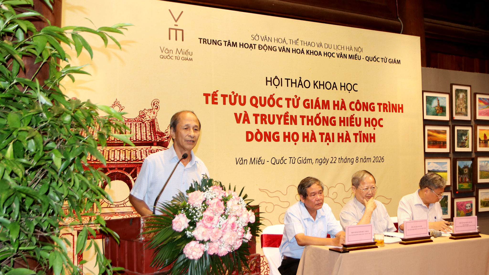 Chủ tịch Hội khoa học lịch sử Hà Tĩnh Nguyễn Trí Sơn trình bày tham luận tại hội thảo
