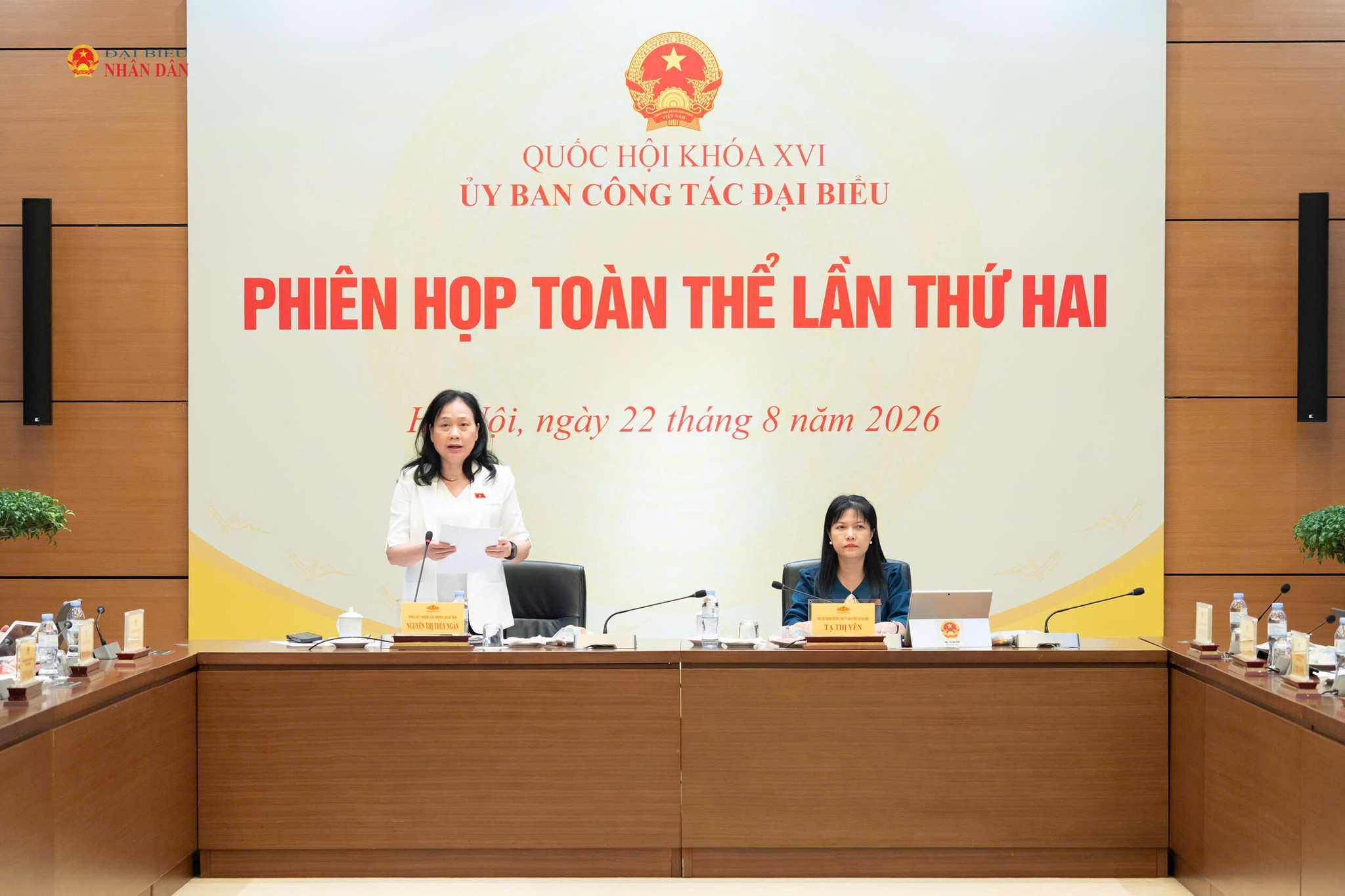 Phó Chủ nhiệm Văn phòng Quốc hội Nguyễn Thị Thúy Ngần trình bày Tờ trình