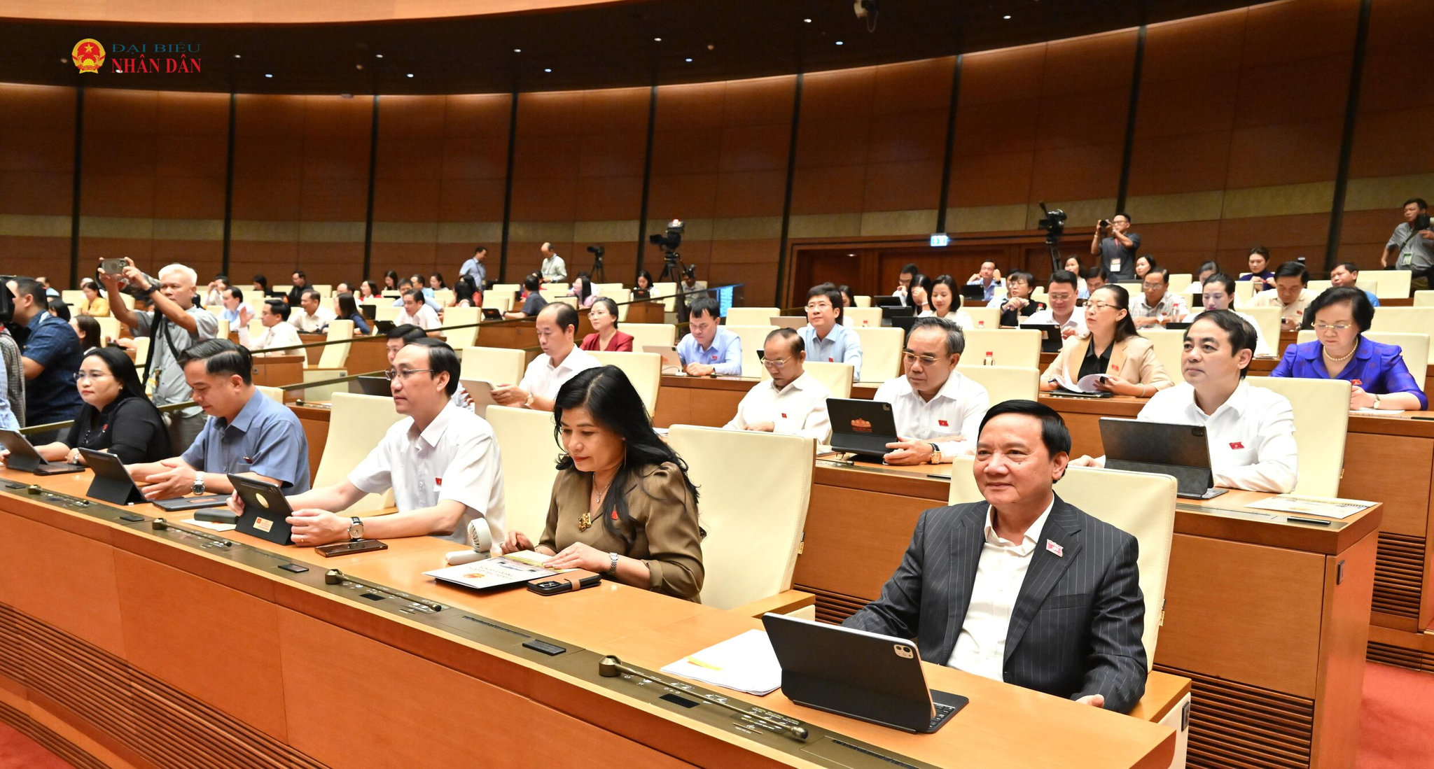 Phó Chủ tịch Quốc hội Nguyễn Khắc Định và các đại biểu dự phiên họp