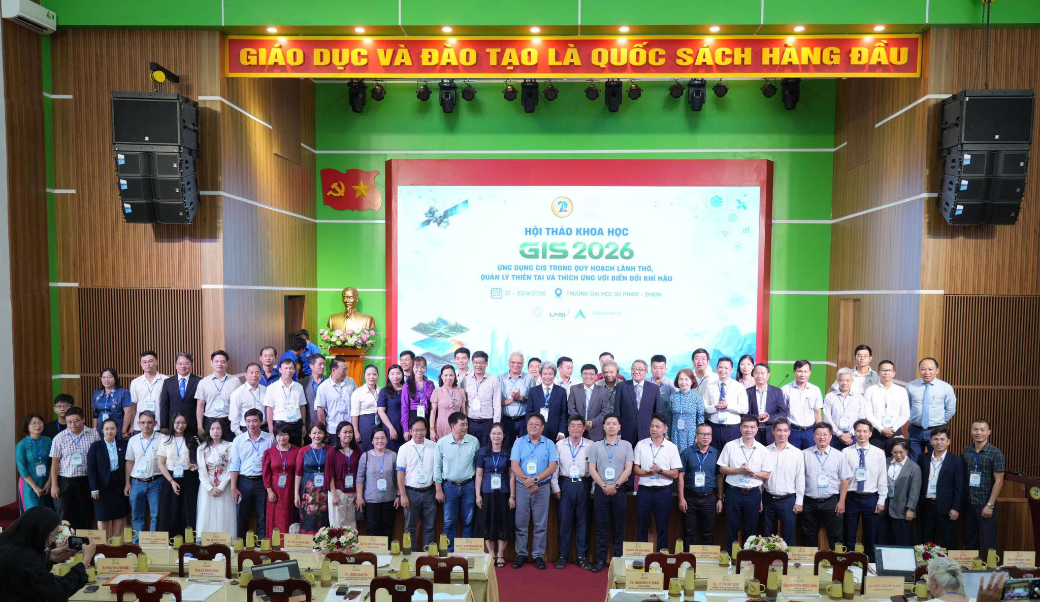 Các đại biểu tham dự hội thảo chụp ảnh lưu niệm.