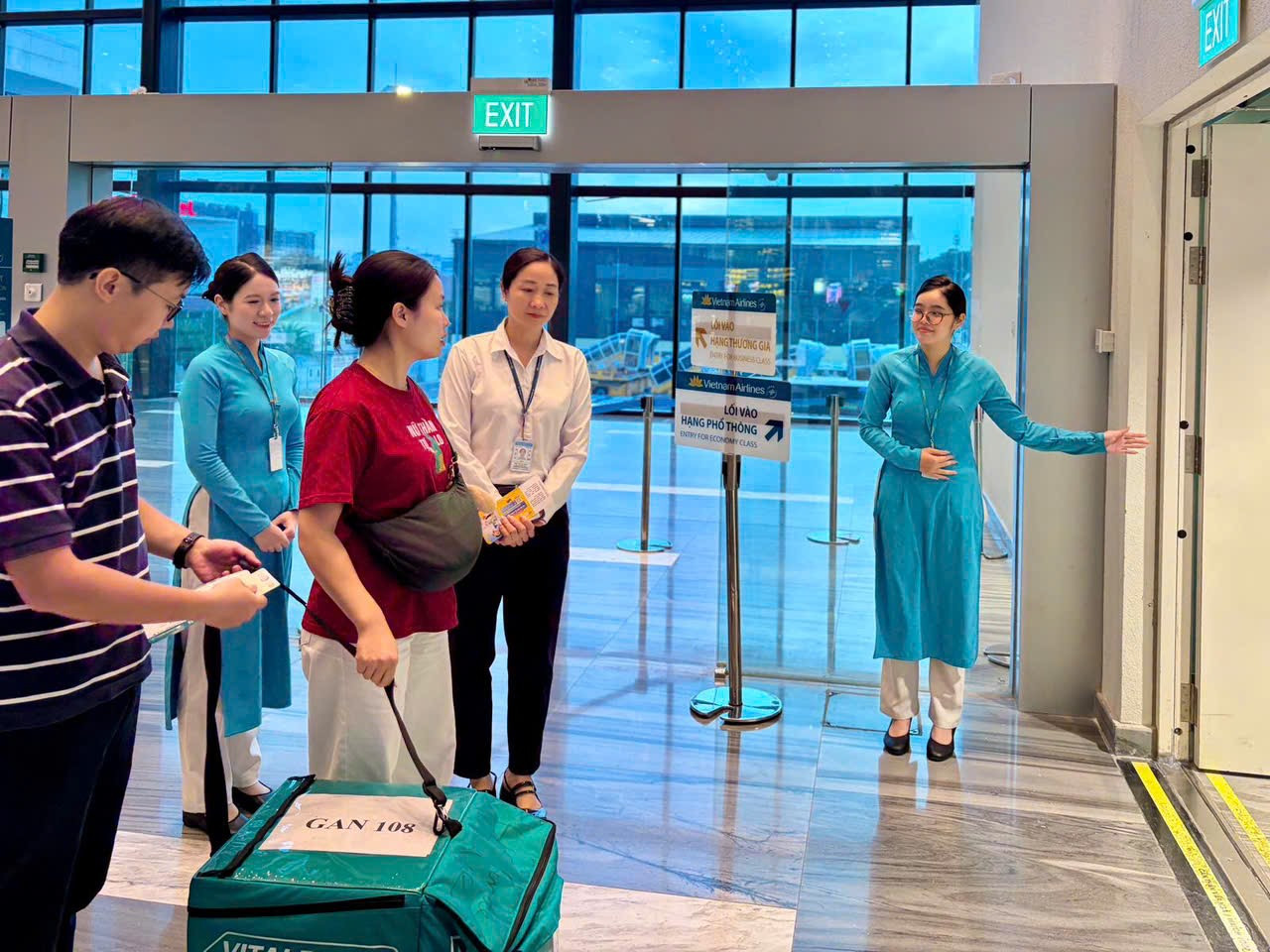 Tạng hiến được vận chuyển khẩn trương ra sân bay để tiếp tục hành trình đến với người bệnh đang chờ ghép.