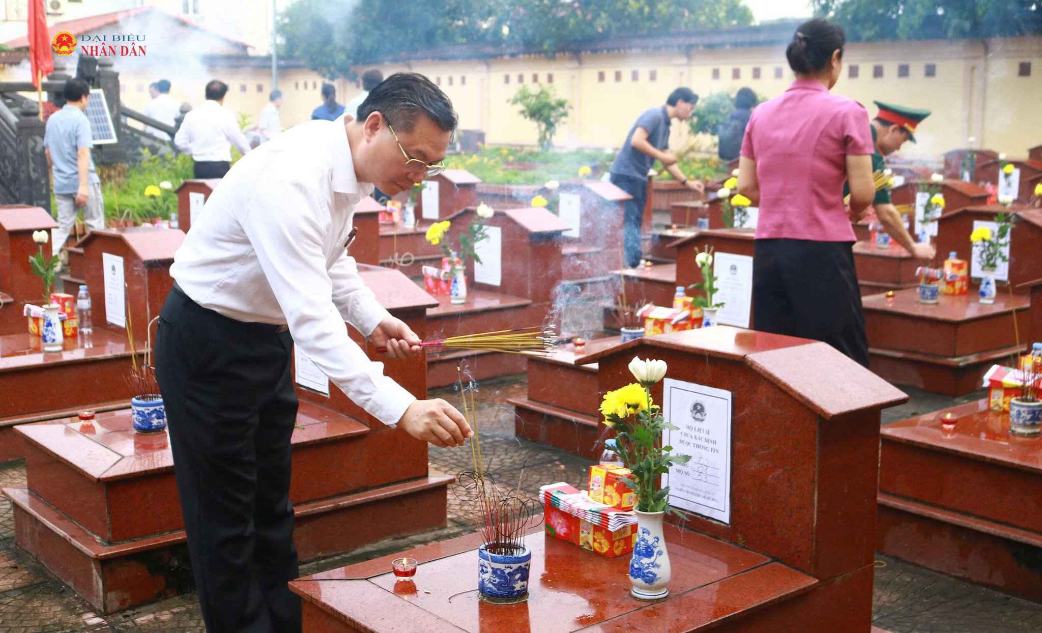 Đại diện lãnh đạo địa phương thành kính dâng hương trước phần mộ các anh hùng liệt sĩ.