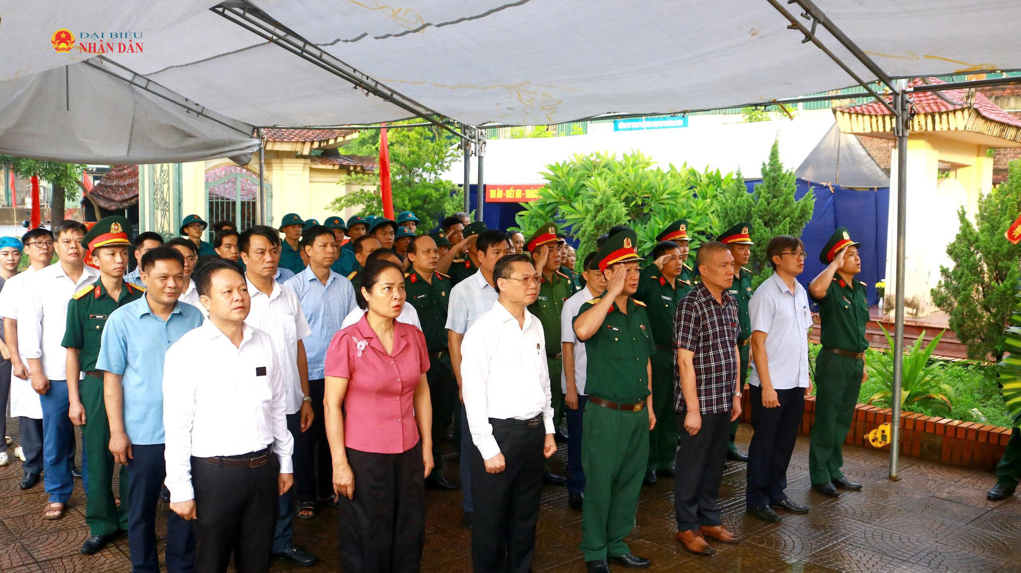 Sáng 20/8, các đại biểu tham dự chương trình cùng thực hiện các nghi lễ trang trọng, thành kính tưởng nhớ và tri ân các anh hùng liệt sĩ.