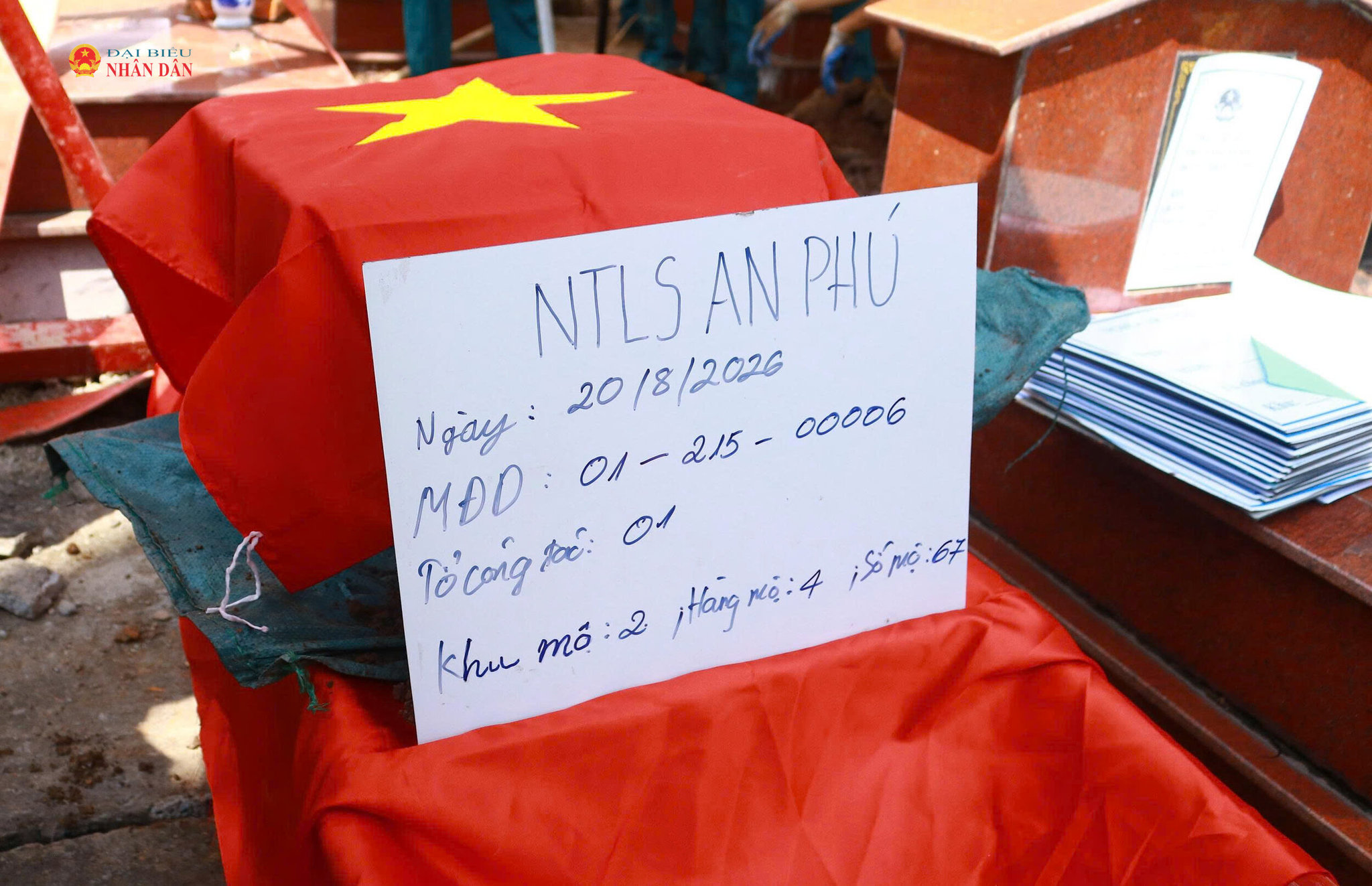 Trang nghiêm không khí Lễ khai quật, lấy mẫu ADN hài cốt liệt sĩ tại Nghĩa trang An Phú