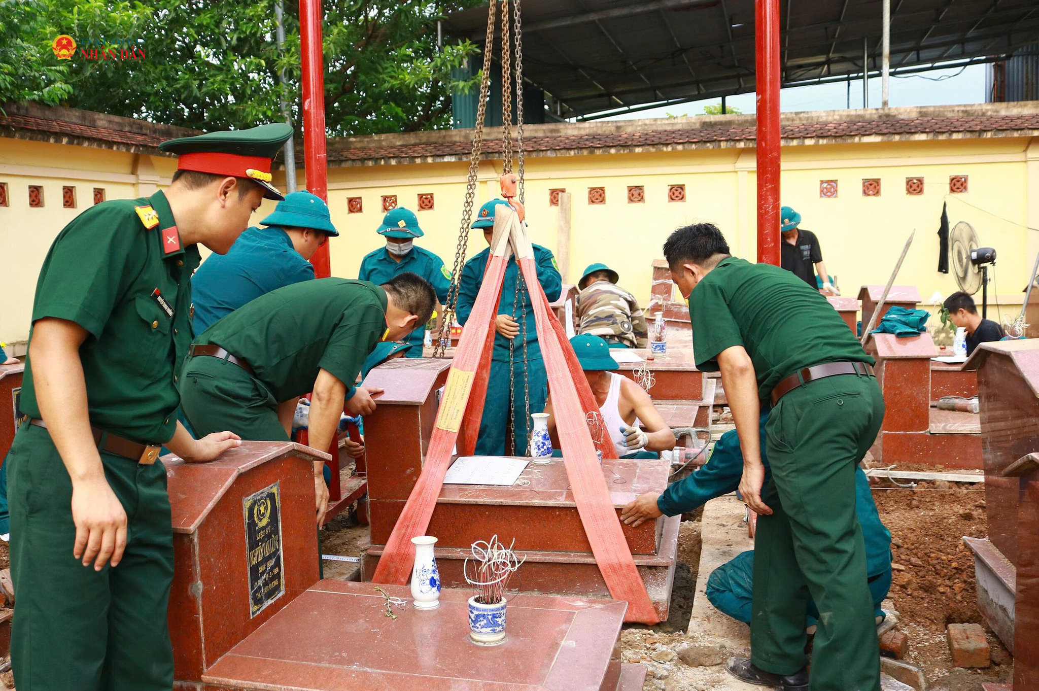 Các lực lượng tiến hành khai quật một cách thận trọng, tỉ mỉ, với sự thành kính và trách nhiệm cao.