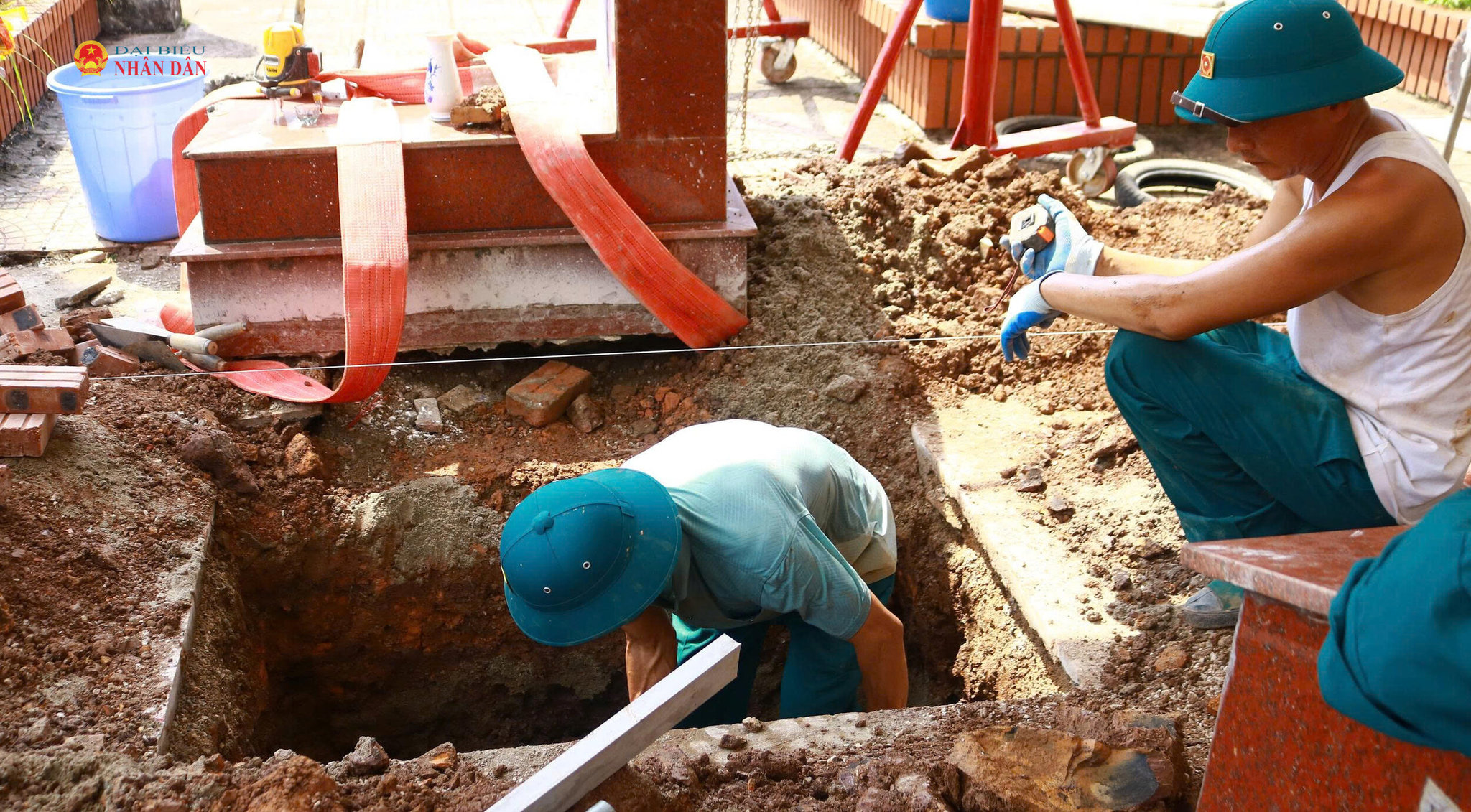 Các lực lượng tiến hành khai quật một cách thận trọng, tỉ mỉ, với sự thành kính và trách nhiệm cao.