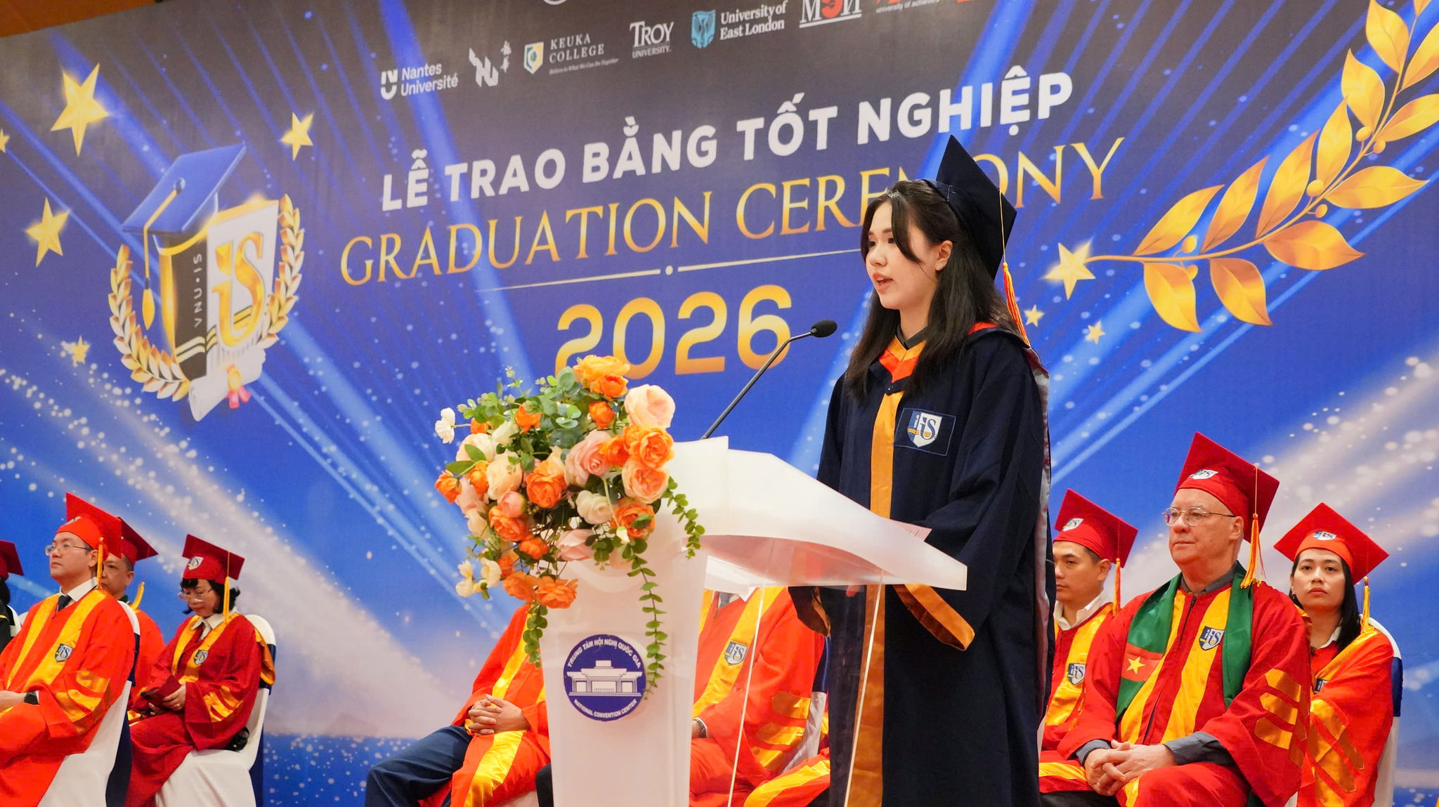Em Nguyễn Thị Thu Trang, đại diện tân cử nhân phát biểu tại buổi Lễ trao bằng