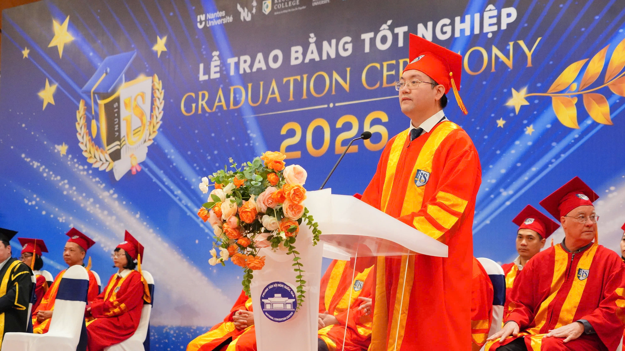 TS.Nguyễn Quang Thuận, Phó Hiệu trưởng Trường Quốc tế, ĐHQGHN phát biểu khai mạc Lễ trao bằng. Ảnh:VNU-IS