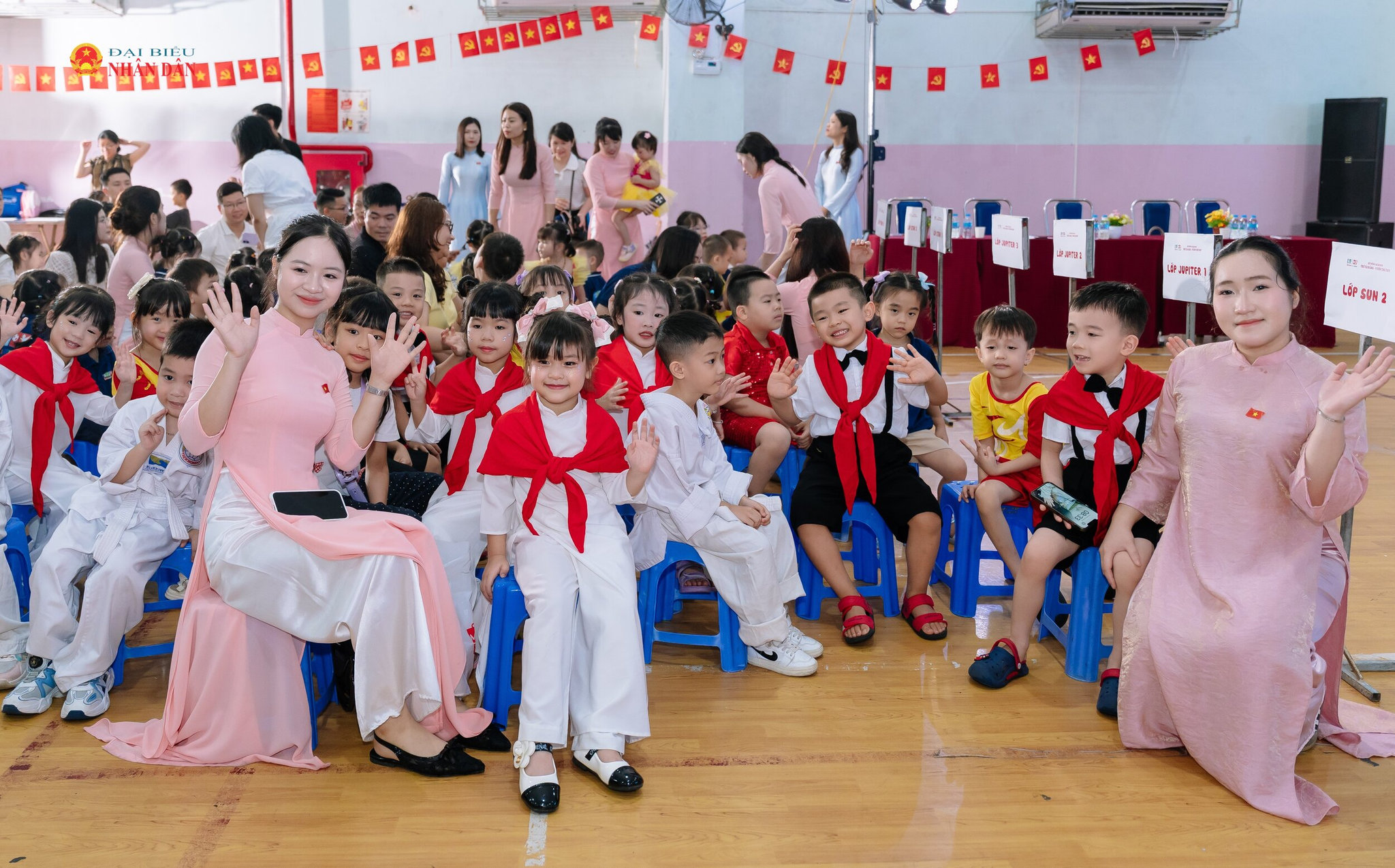 Cô và trò háo hức trong ngày khai giảng năm học mới