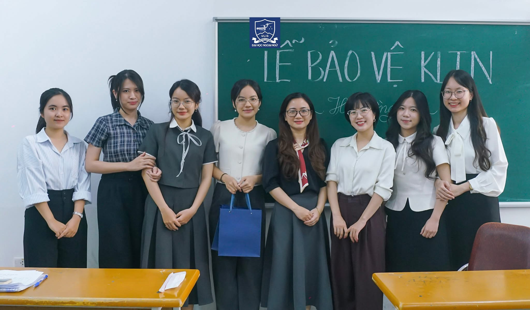 ảnh chụp với hội đồng sau khi bảo vệ KLTN]