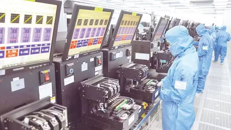 Dây chuyền sản xuất mô đun camera và linh kiện điện tử xuất khẩu tại nhà máy của Công ty TNHH MCNEX VINA (100% vốn Hàn Quốc), Khu công nghiệp Phúc Sơn, tỉnh Ninh Bình