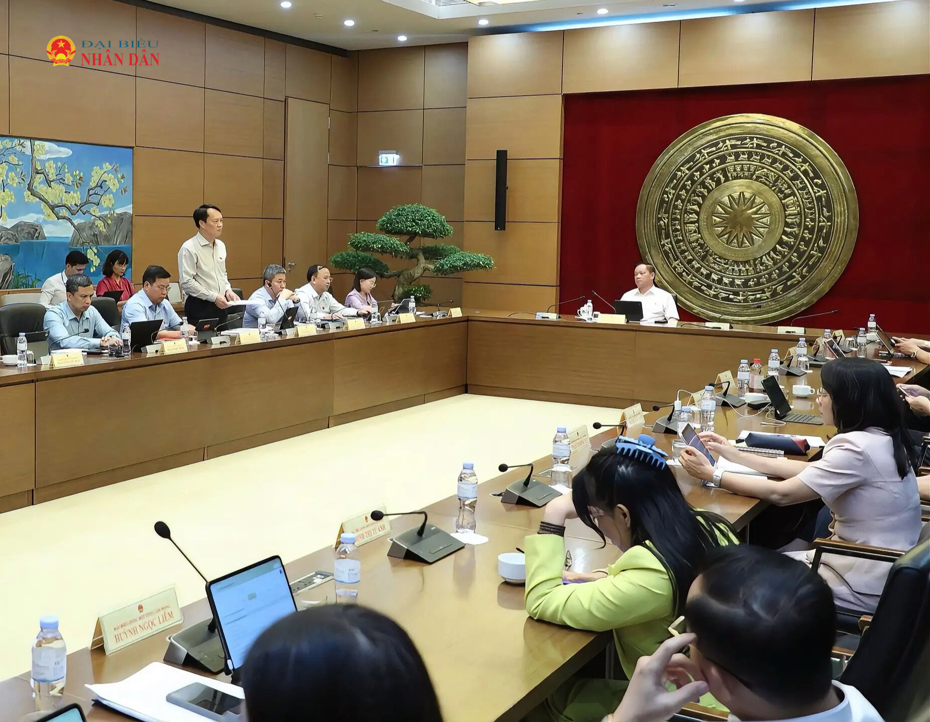Các ĐBQH dự phiên thảo luận tại Tổ 7 (Đoàn ĐBQH các tỉnh Nghệ An, Lâm Đồng)