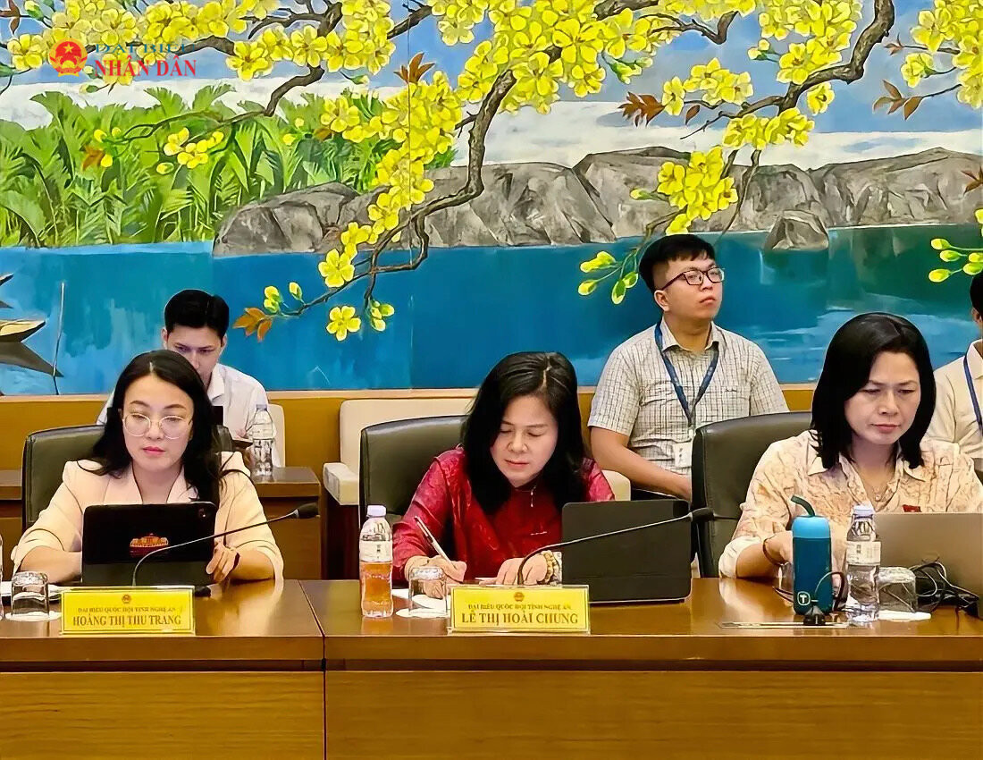 Các ĐBQH dự phiên thảo luận tại tổ
