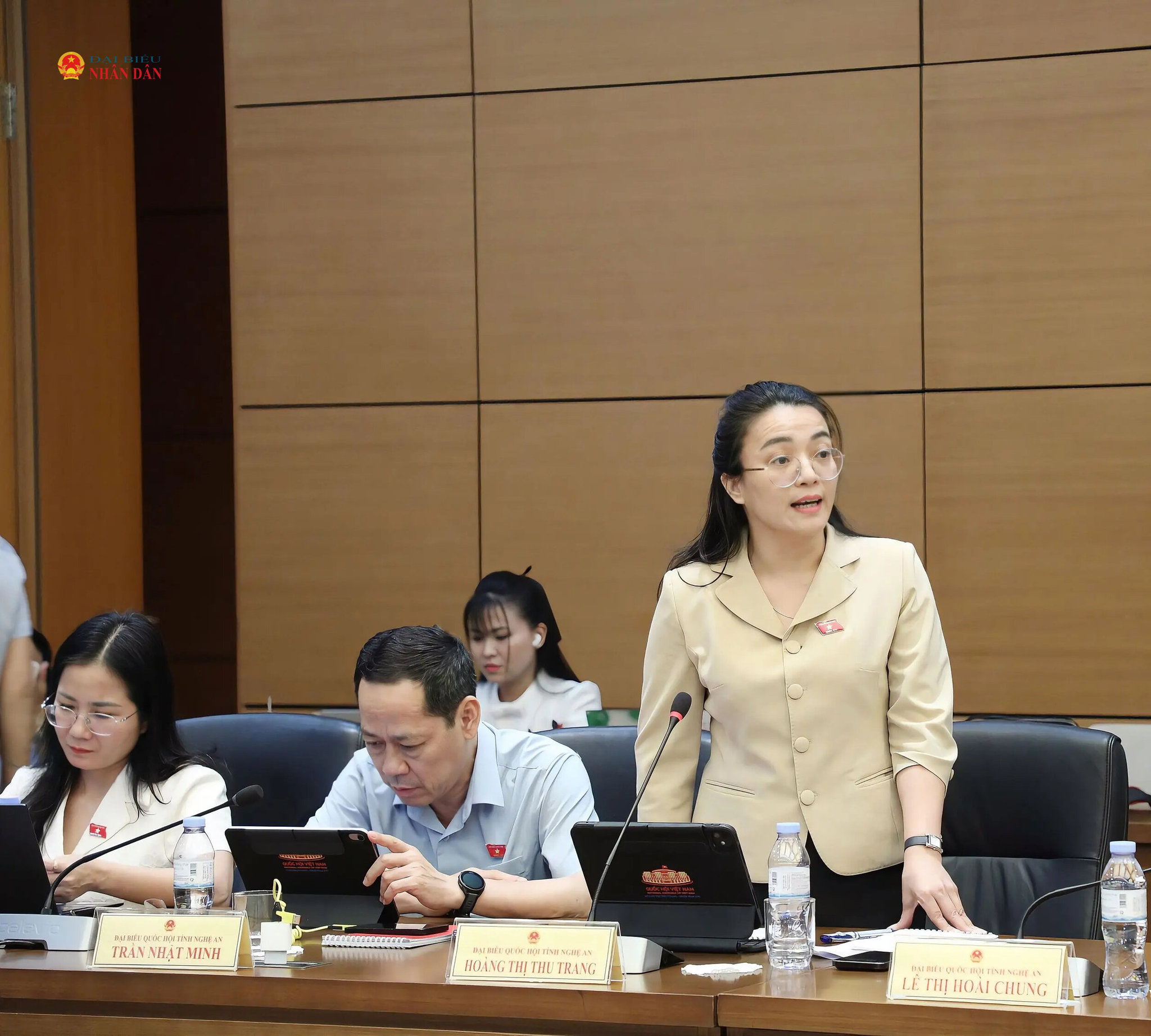 ĐBQH Hoàng Thị Thu Trang phát biểu thảo luận tại tổ