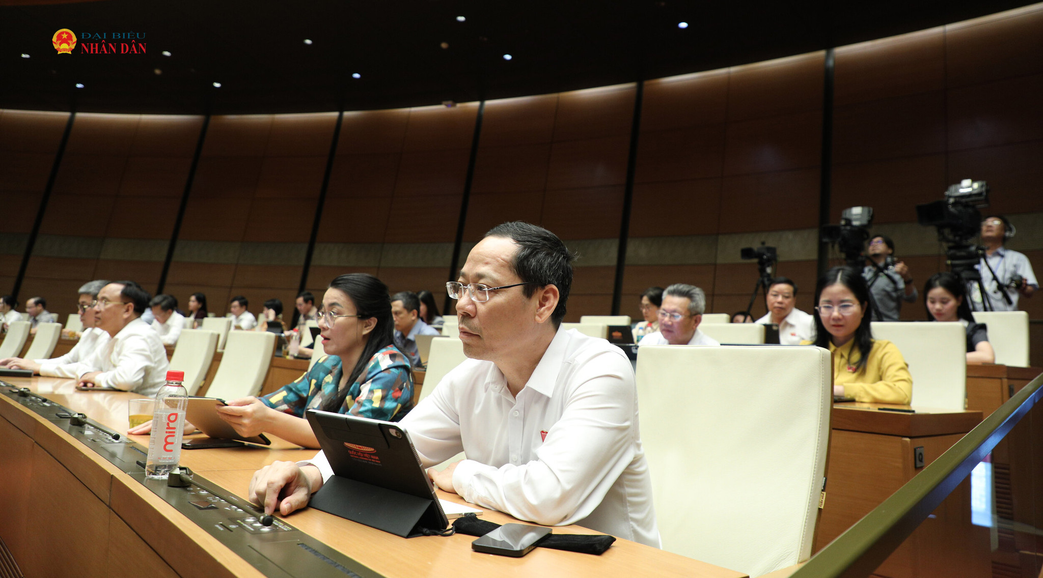 Các đại biểu tham dự phiên họp tại hội trường