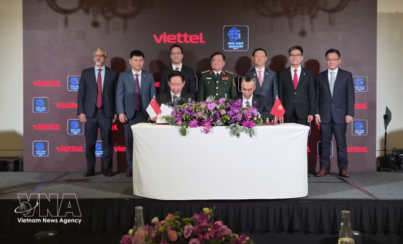 The Viettel Military Industry and Telecoms Group signed a cooperation agreement with Unicom of Singapore on February 4, 2026 (Photo: VNA) 