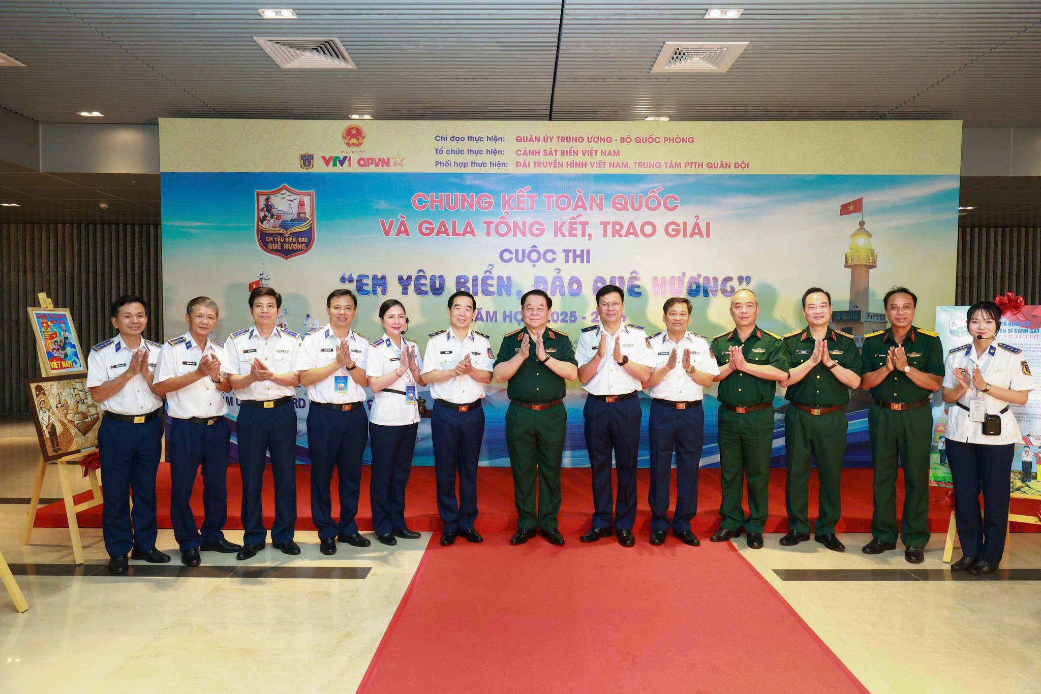 Đại tướng Nguyễn Trọng Nghĩa và Thủ trưởng Bộ Tư lệnh Cảnh sát biển chụp ảnh lưu niệm tại khu trưng bày