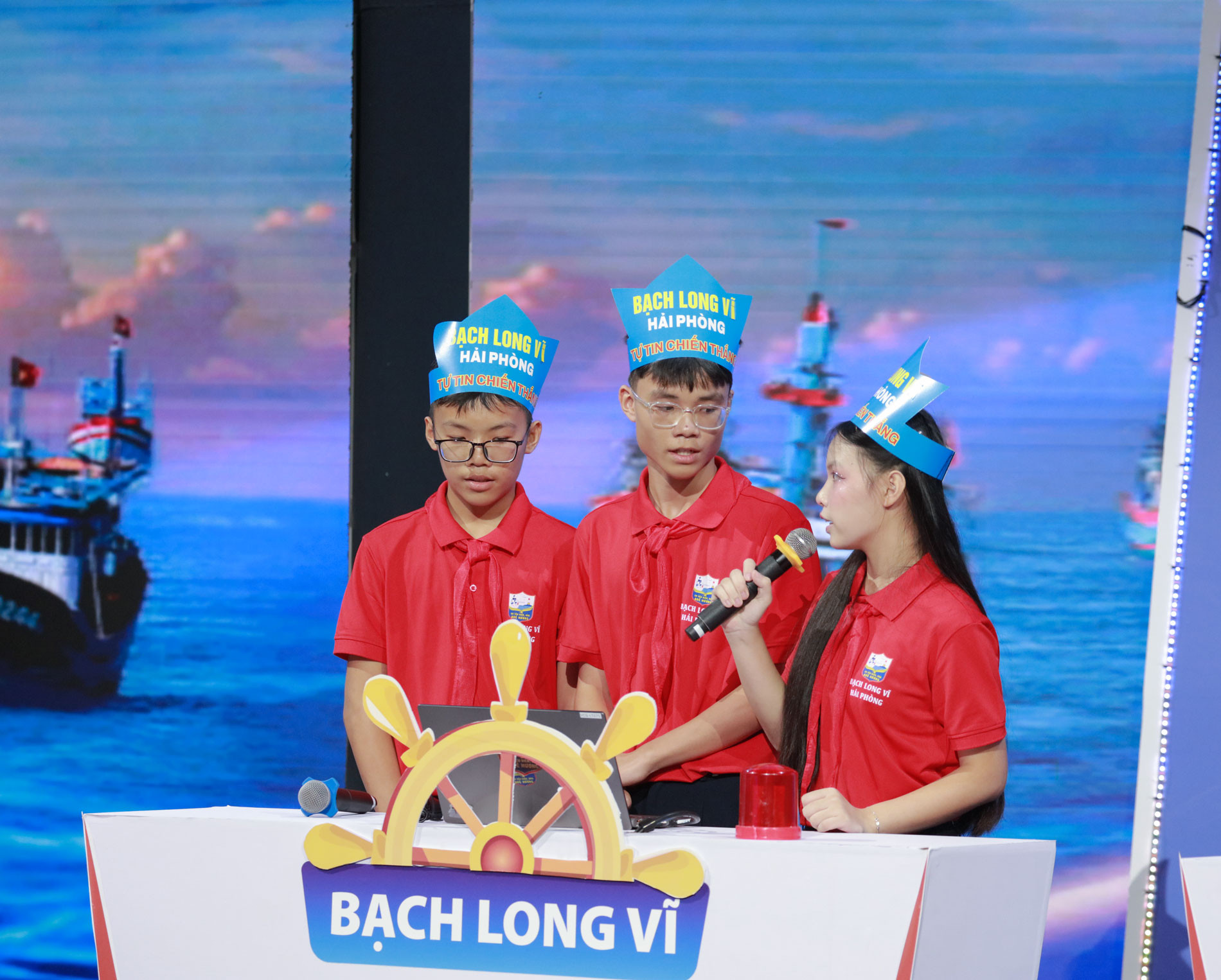 Đội thi Bạch Long Vĩ trả lời câu hỏi trong phần thi Đặt mốc chủ quyền