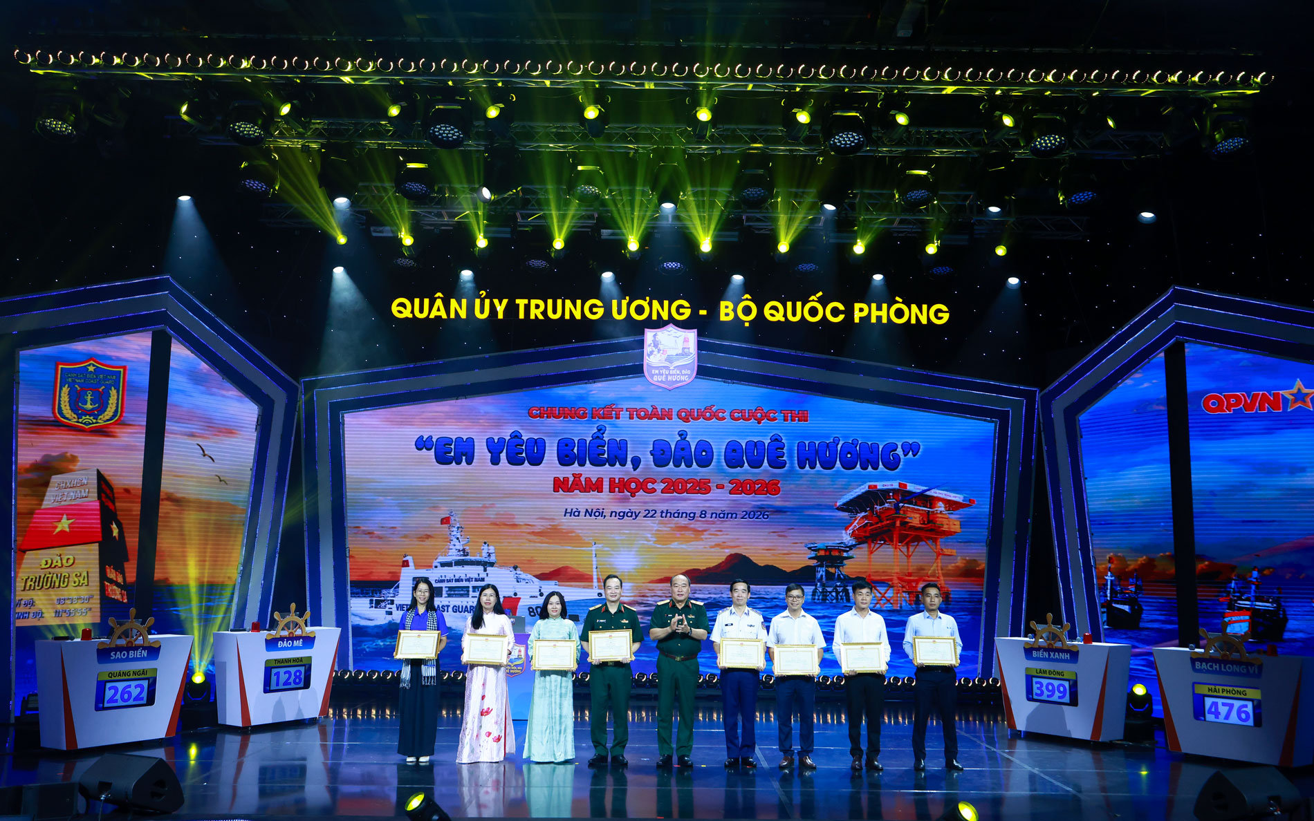 Trung tướng Lê Quang Đạo, Phó tổng Tham mưu trưởng Quân đội nhân dân Việt Nam trao Bằng khen của Bộ trưởng Bộ Quốc phòng tặng 8 cá nhân có thành tích xuất sắc