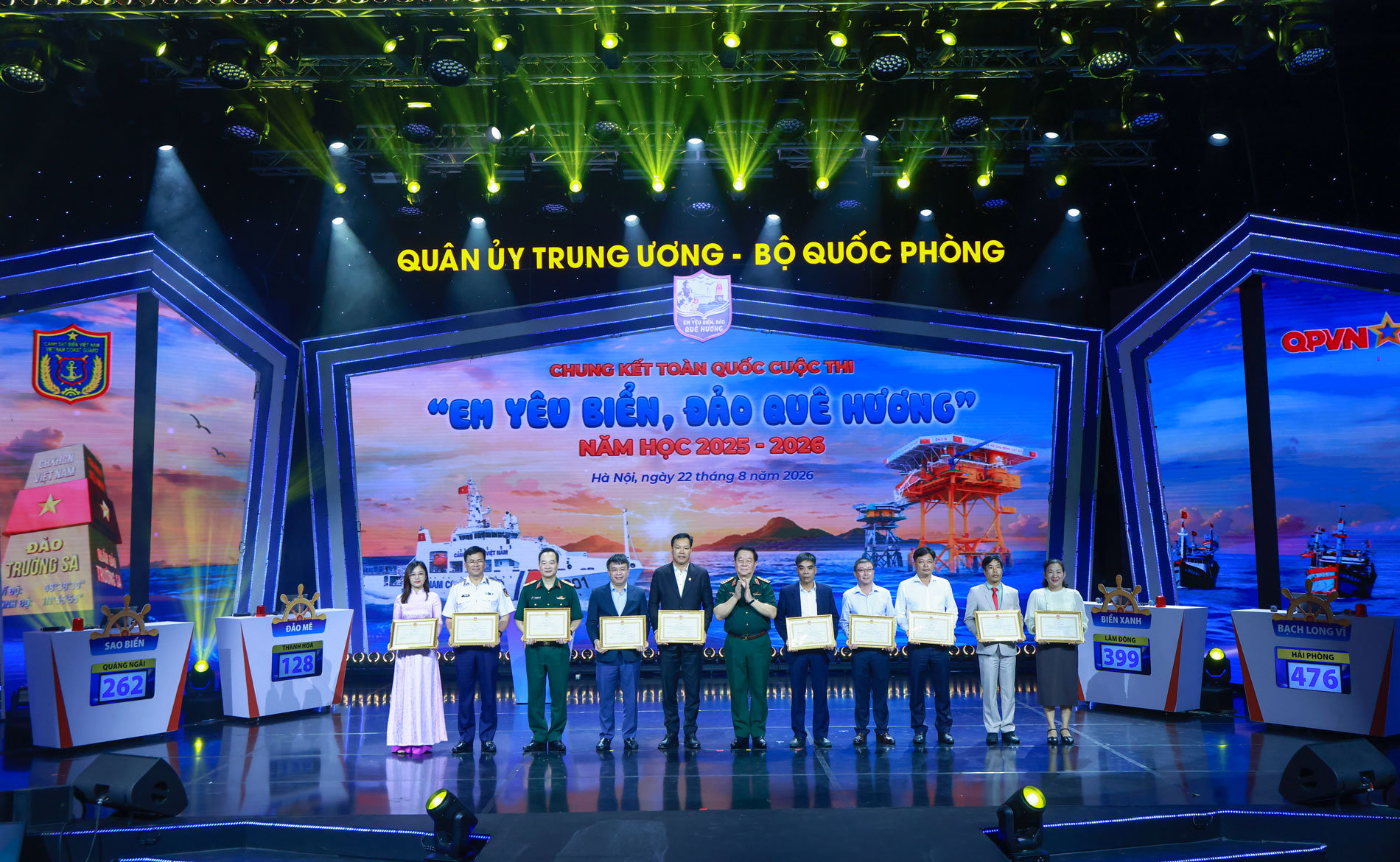 Đại tướng Nguyễn Trọng Nghĩa, Ủy viên Bộ Chính trị, Bí thư Trung ương Đảng, Ủy viên Thường vụ Quân ủy Trung ương, Chủ nhiệm Tổng cục Chính trị Quân đội nhân dân Việt Nam trao Bằng khen của Bộ trưởng Bộ Quốc phòng tặng 10 tập thể có thành tích xuất sắc
