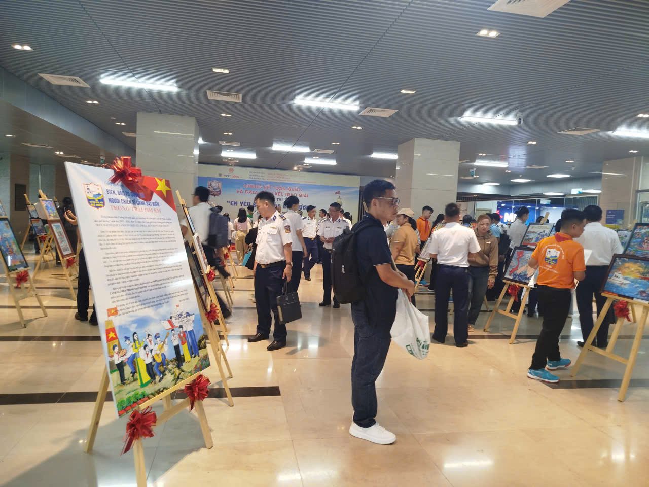Đông đảo thầy cô giáo, phụ huynh, học sinh tham quan khu trưng bày