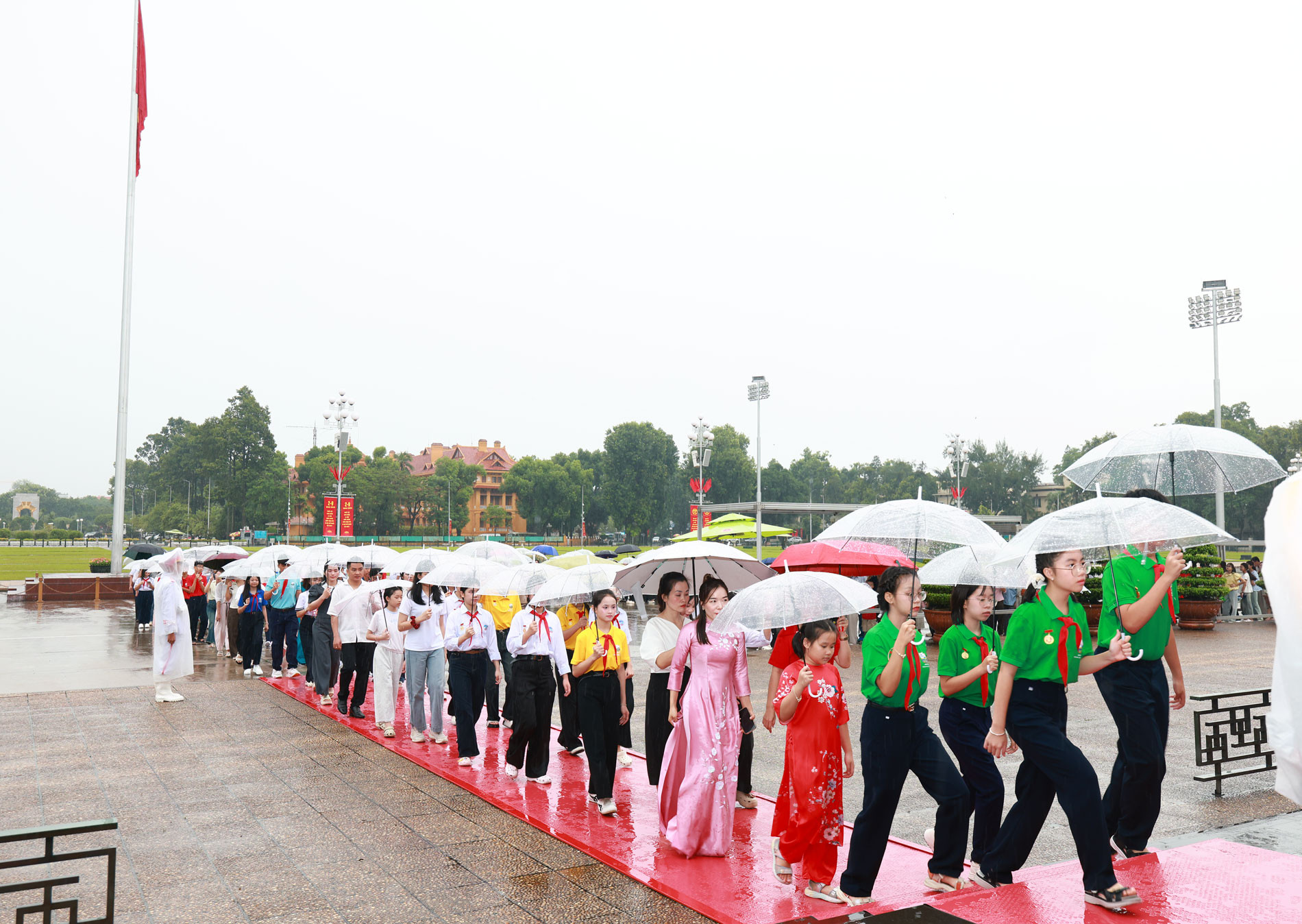 Đoàn đại biểu và học sinh tham gia Chung kết toàn quốc Cuộc thi “Em yêu biển, đảo quê hương” năm học 2025 - 2026 vào Lăng viếng Chủ tịch Hồ Chí Minh