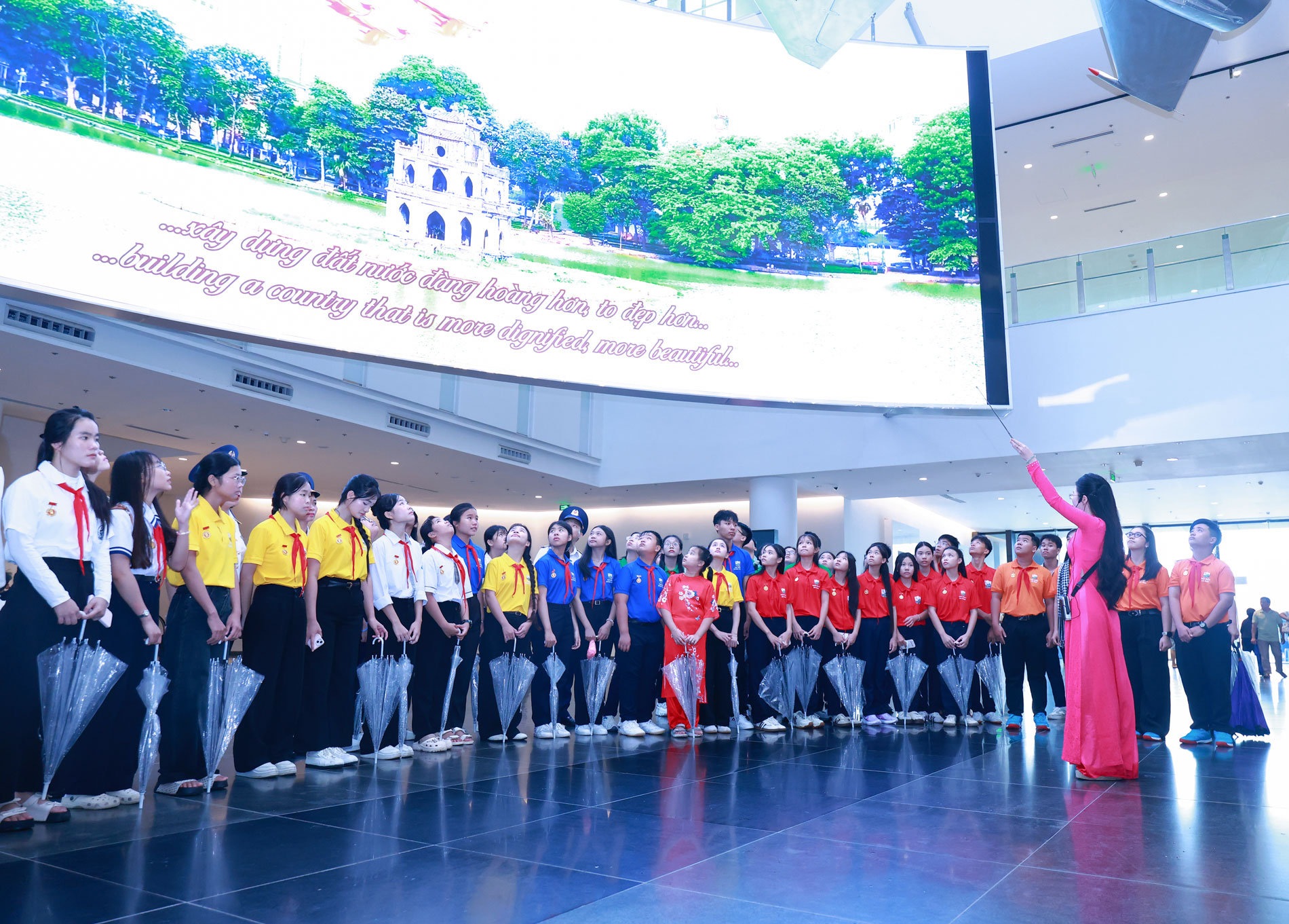 Đoàn đại biểu và học sinh thăm quan và tìm hiểu tại Bảo tàng Lịch sử Quân sự Việt Nam