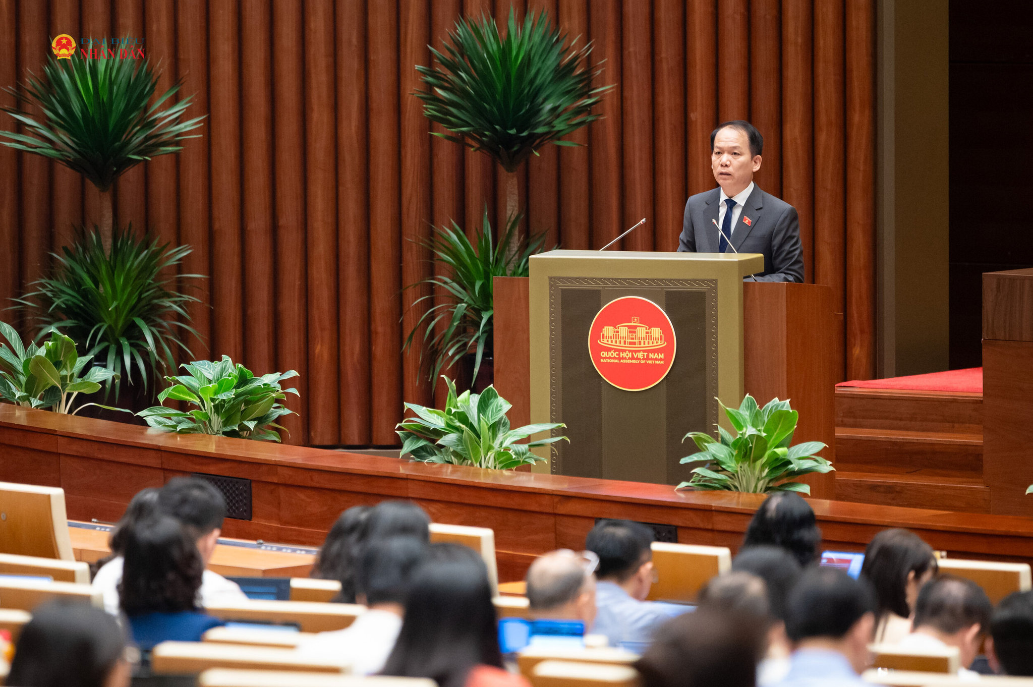Bộ trưởng Bộ Tư pháp Hoàng Thanh Tùng trình bày Báo cáo tiếp thu, giải trình, chỉnh lý dự thảo Luật