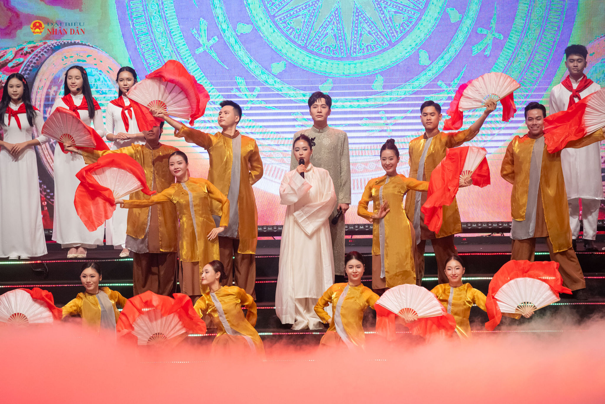 Ca nương Kiều Anh biểu diễn tiết mục ”Đất nước lời ru”