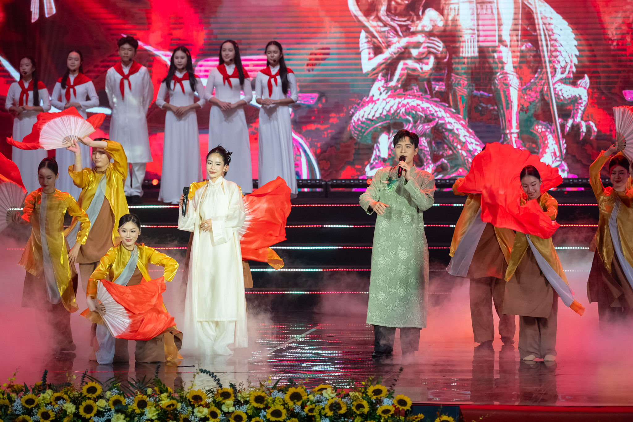 Tiết mục ”Đất nước lời ru” của nhạc sĩ Văn Thành Nho do ca nương Kiều Anh và ca sĩ Phạm Anh Duy thể hiện, mở màn chương trình nghệ thuật chính luận ”Nắng Ba Đình”
